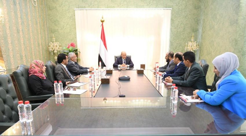 رئيس مجلس القيادة يتسلم مسودة القواعد المنظمة لأعمال المجلس وهيئة التشاور والفريقين القانوني والاقتصادي