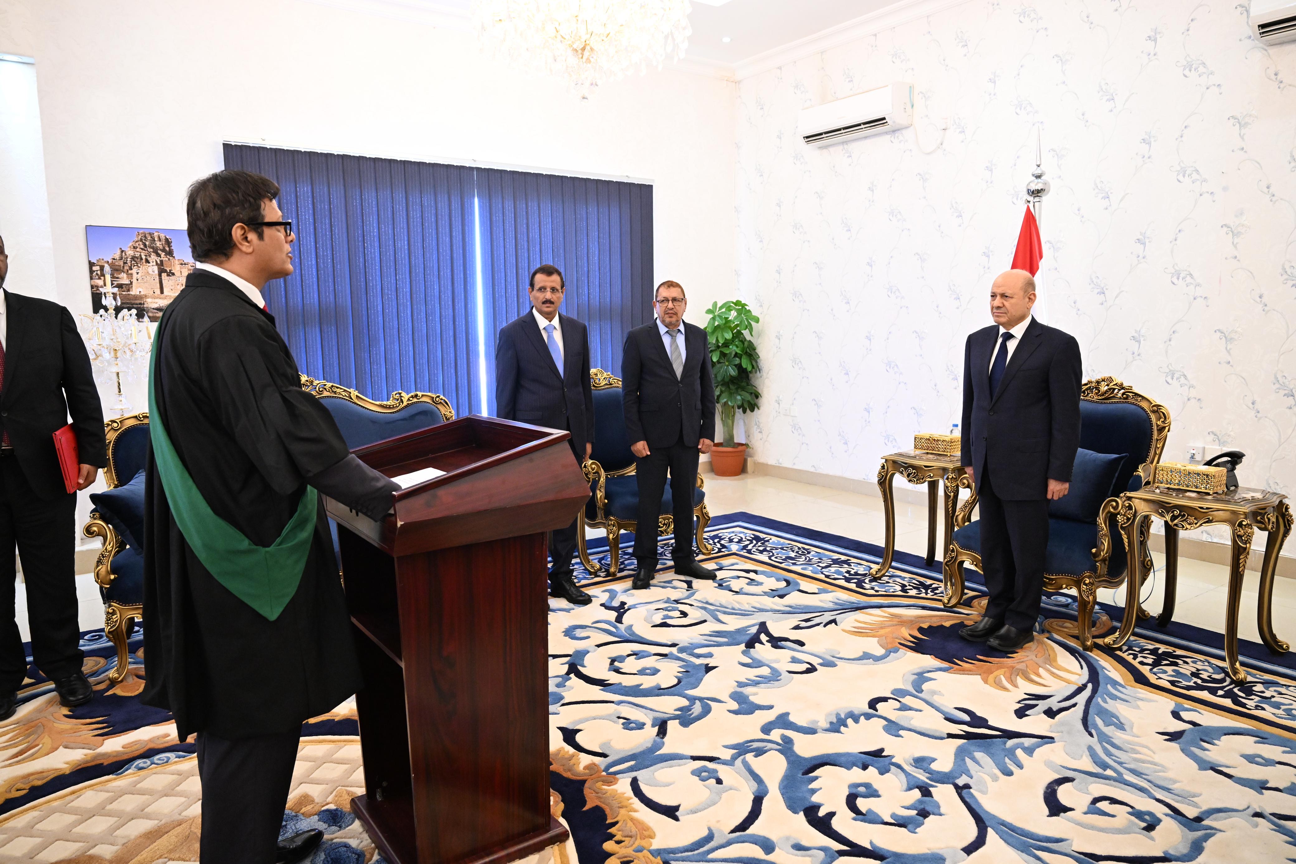 القاضي صالح المرفدي يؤدي اليمين القانونية أمام رئيس مجلس القيادة الرئاسي 10 فبراير 2024