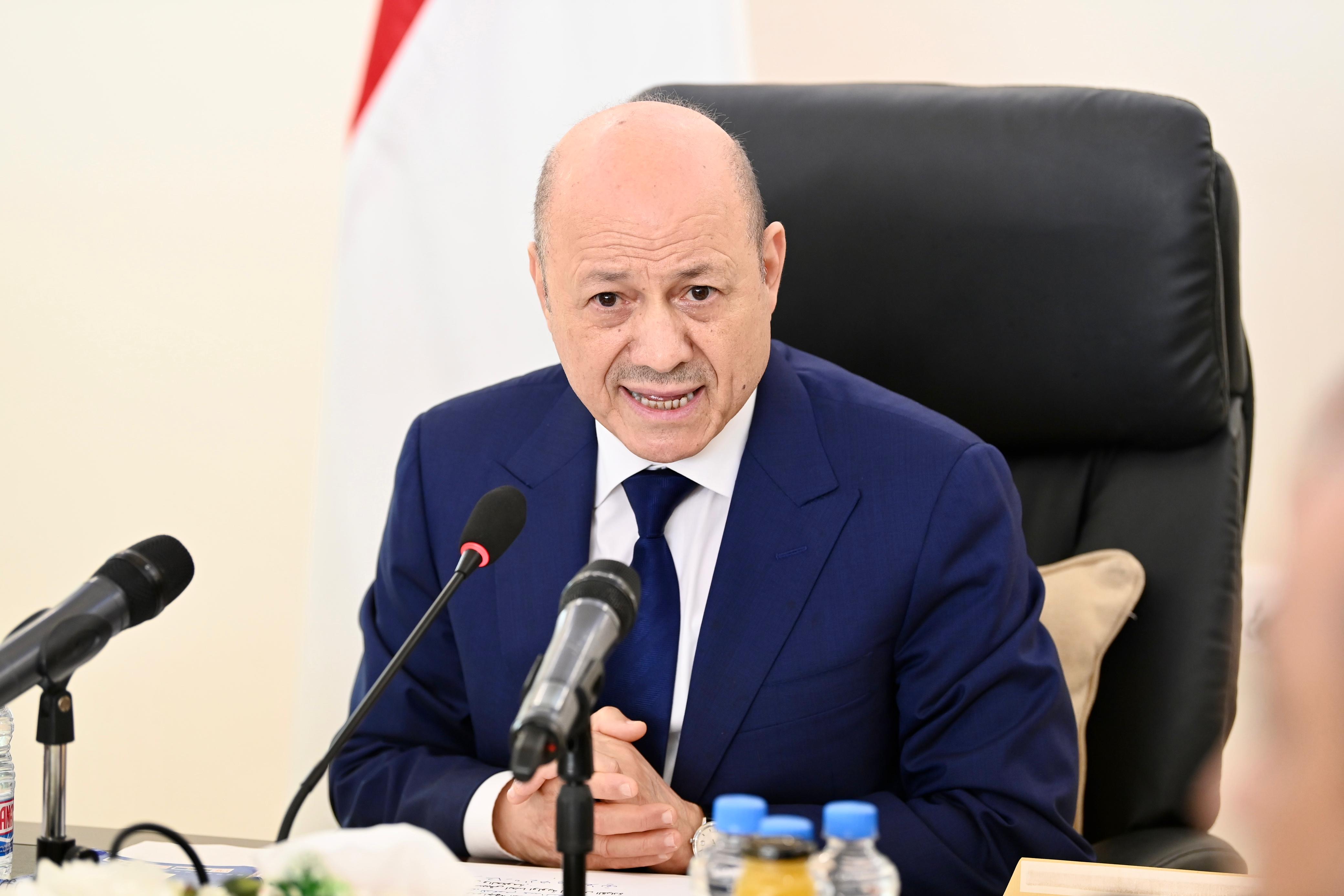 فخامة الرئيس يرأس جانبا من اجتماع مجلس الوزراء في العاصمة عدن 12 فبراير 2024