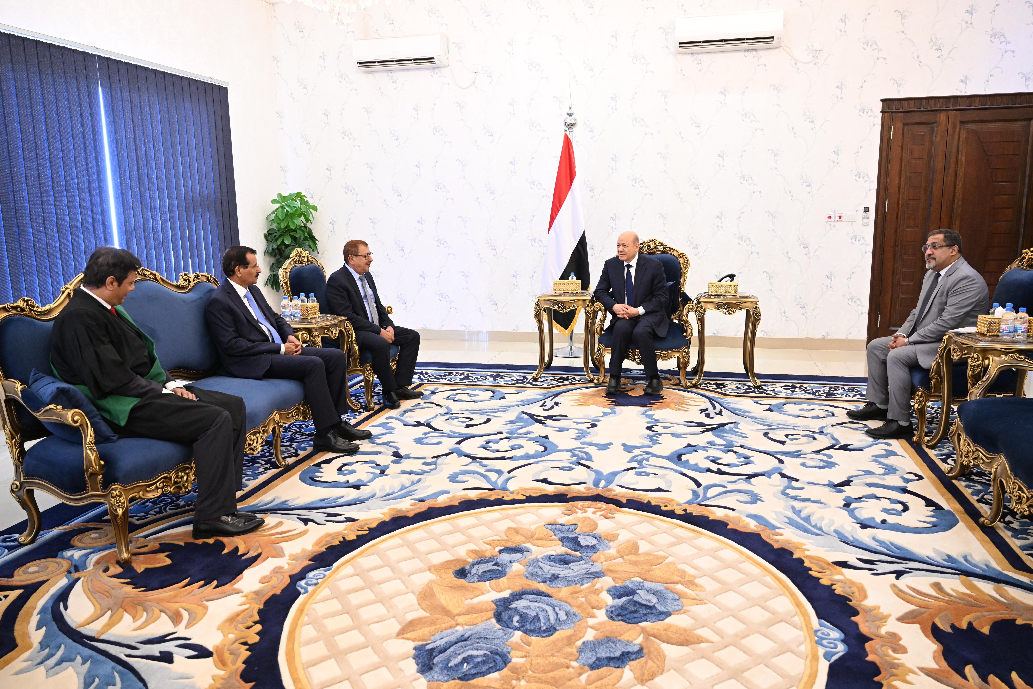 القاضي صالح المرفدي يؤدي اليمين القانونية أمام رئيس مجلس القيادة الرئاسي 10 فبراير 2024