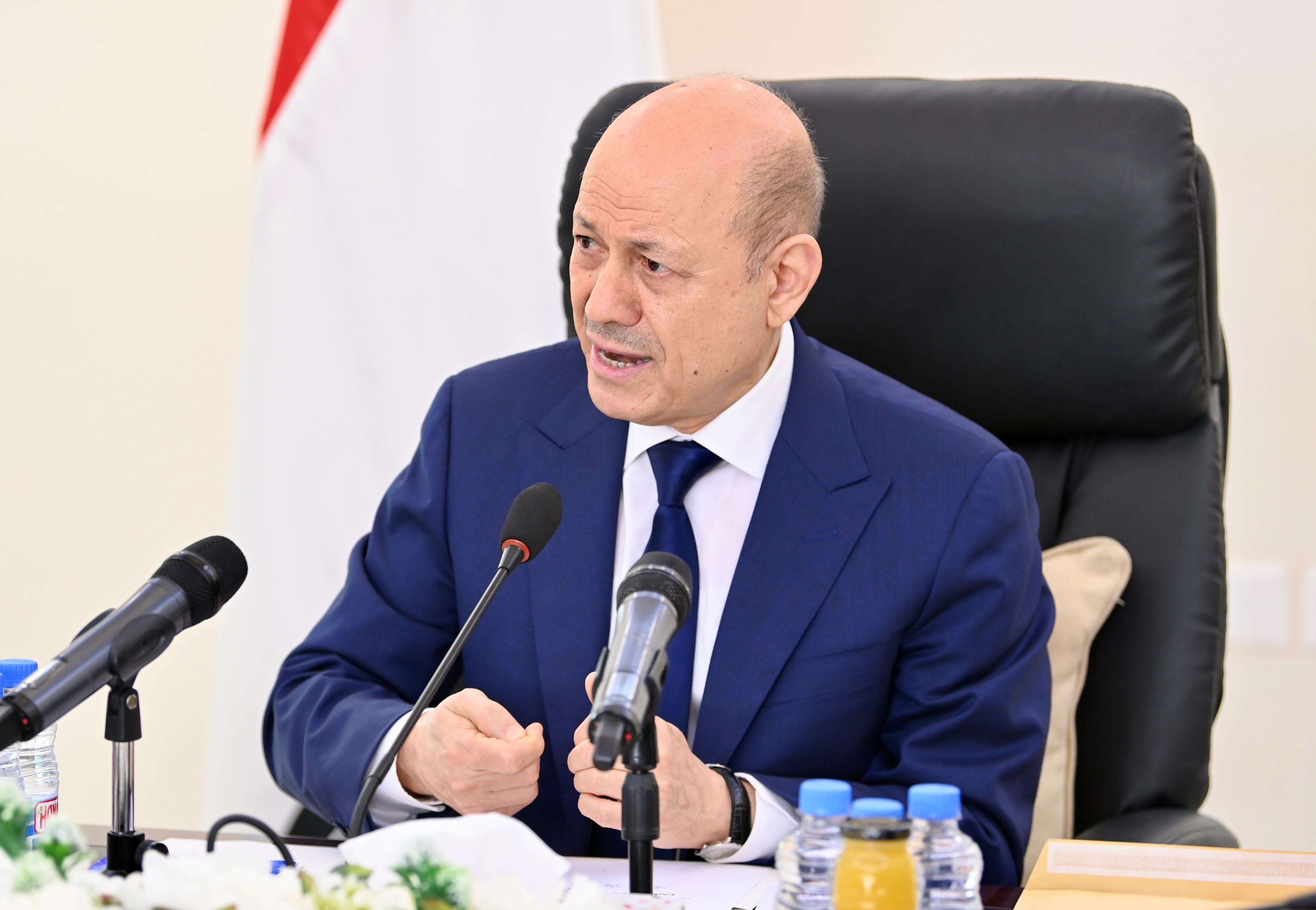 فخامة الرئيس يرأس جانبا من اجتماع مجلس الوزراء في العاصمة عدن 12 فبراير 2024