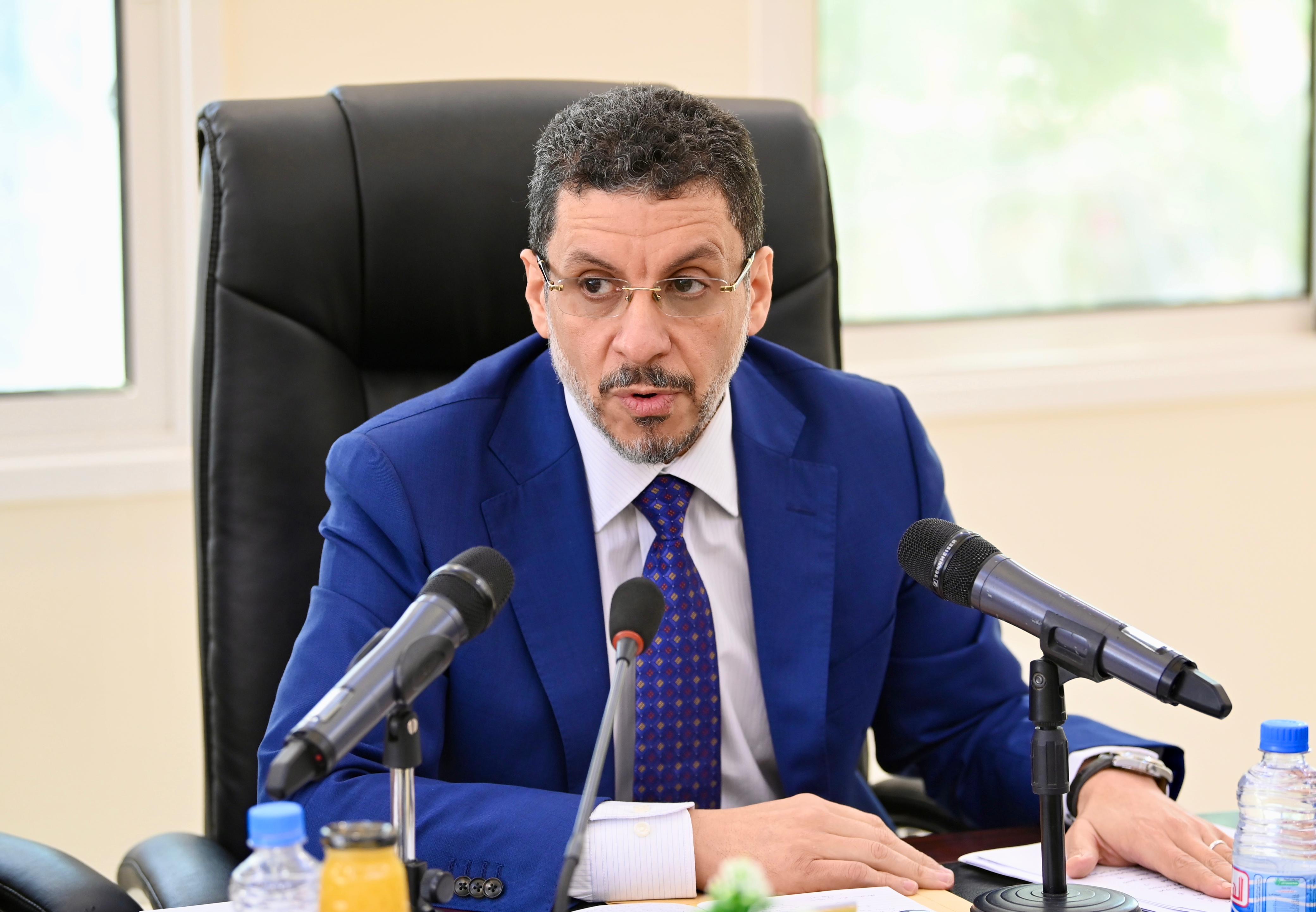 فخامة الرئيس يرأس جانبا من اجتماع مجلس الوزراء في العاصمة عدن 12 فبراير 2024