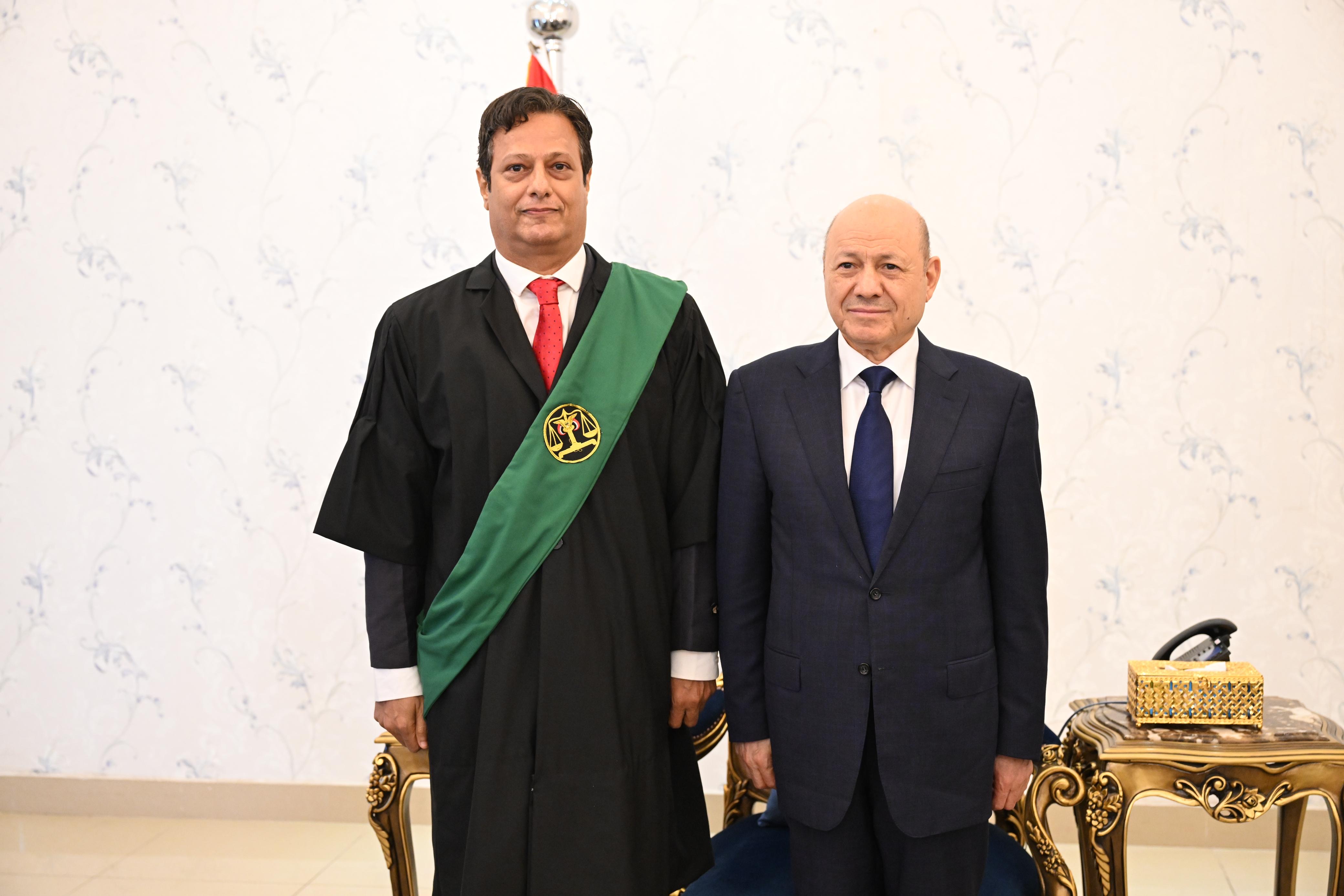 القاضي صالح المرفدي يؤدي اليمين القانونية أمام رئيس مجلس القيادة الرئاسي 10 فبراير 2024