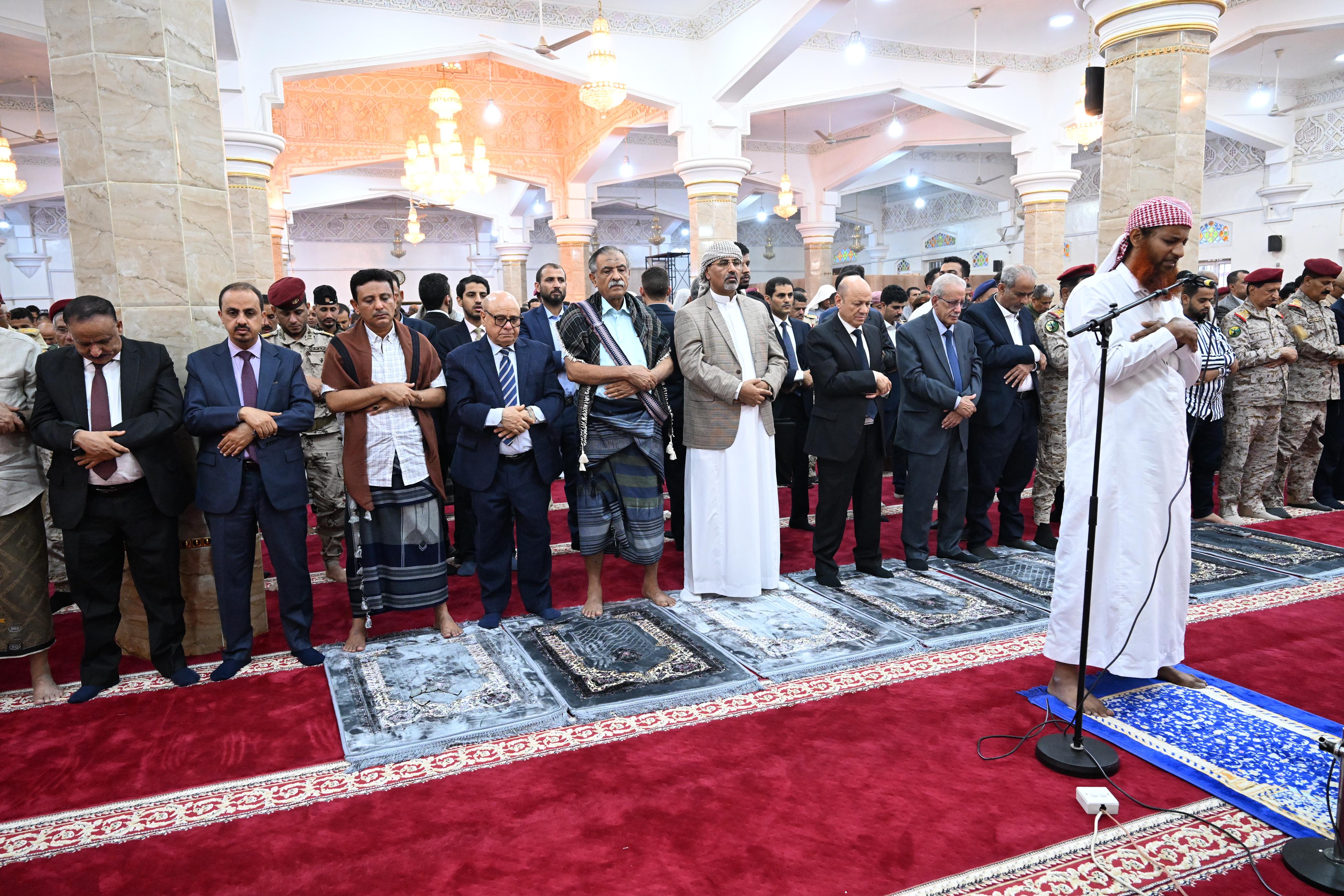 رئيس مجلس القيادة وعضو المجلس عيدروس الزبيدي يؤديان في عدن مع جموع المصلين صلاة عيد الأضحى