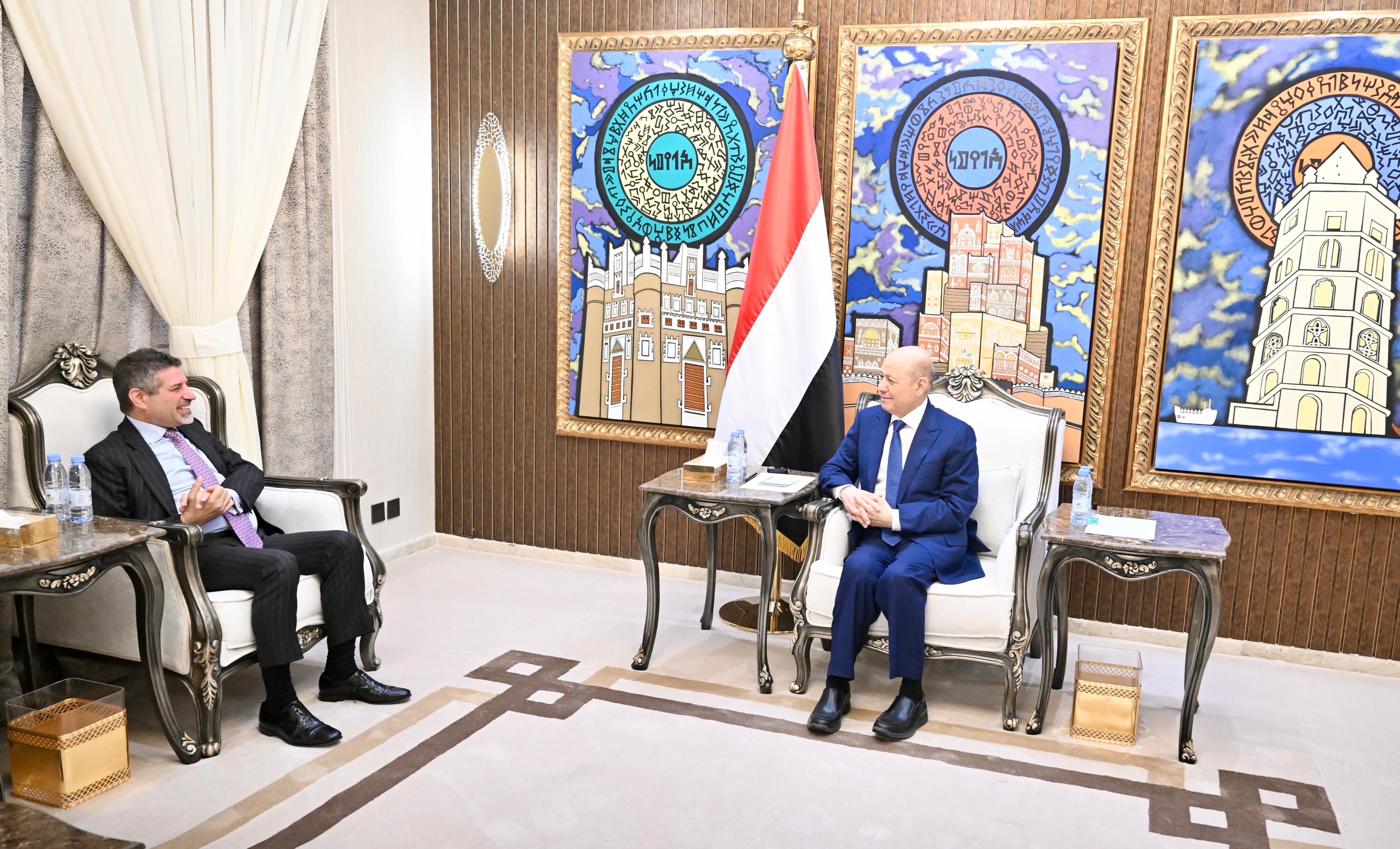 رئيس مجلس القيادة الرئاسي يستقبل سفير الولايات المتحدة الأميركية