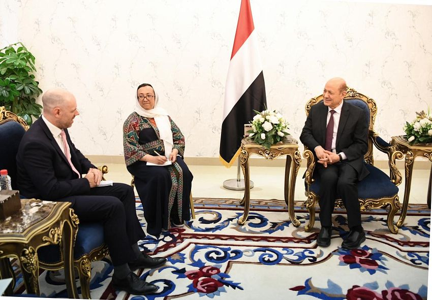 رئيس مجلس القيادة يؤكد اهمية الدعم البريطاني للإصلاحات الاقتصادية والخدمية في اليمن