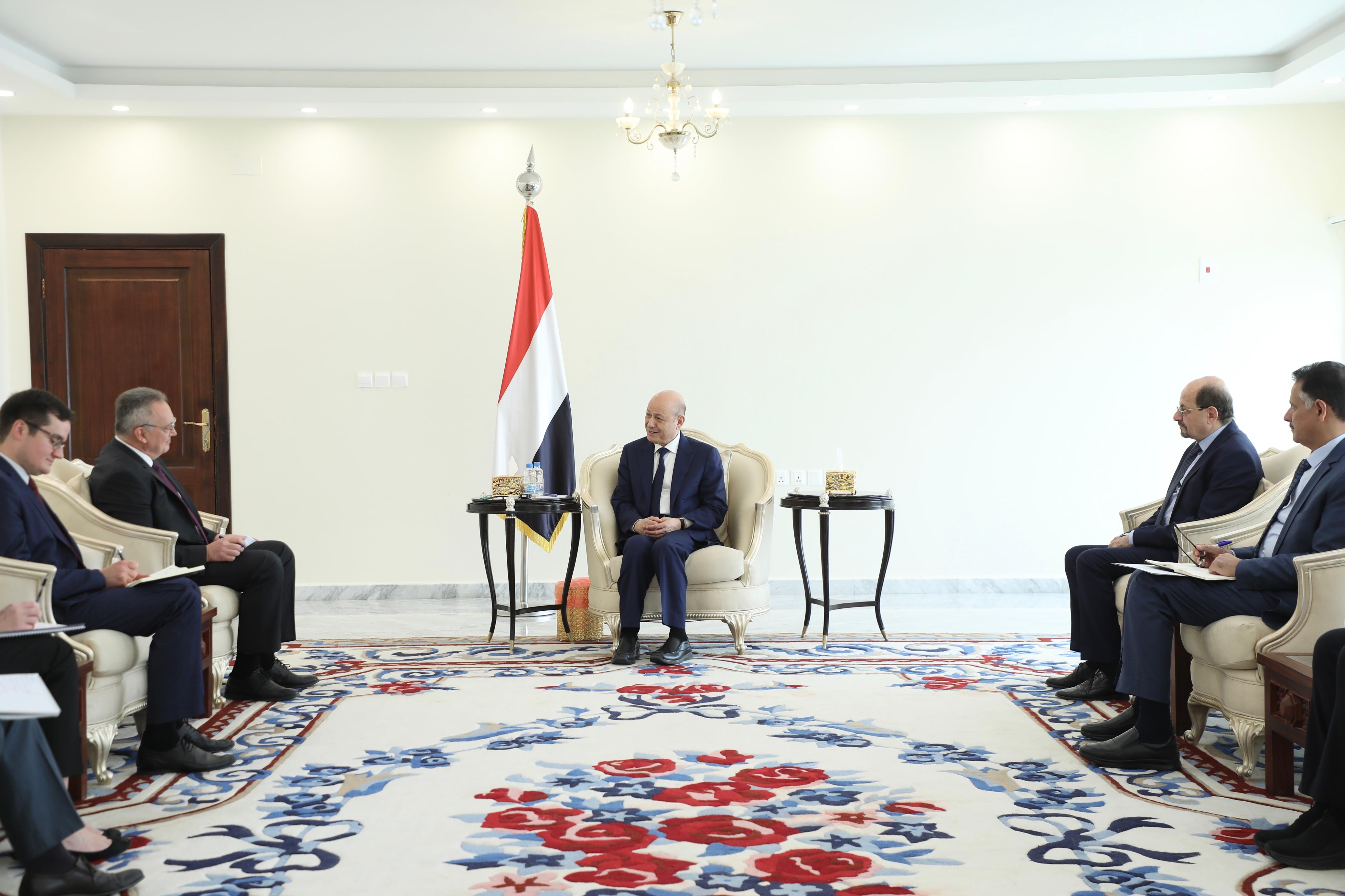 رئيس مجلس القيادة يشيد بالعلاقات التاريخية مع جمهورية روسيا الاتحادية