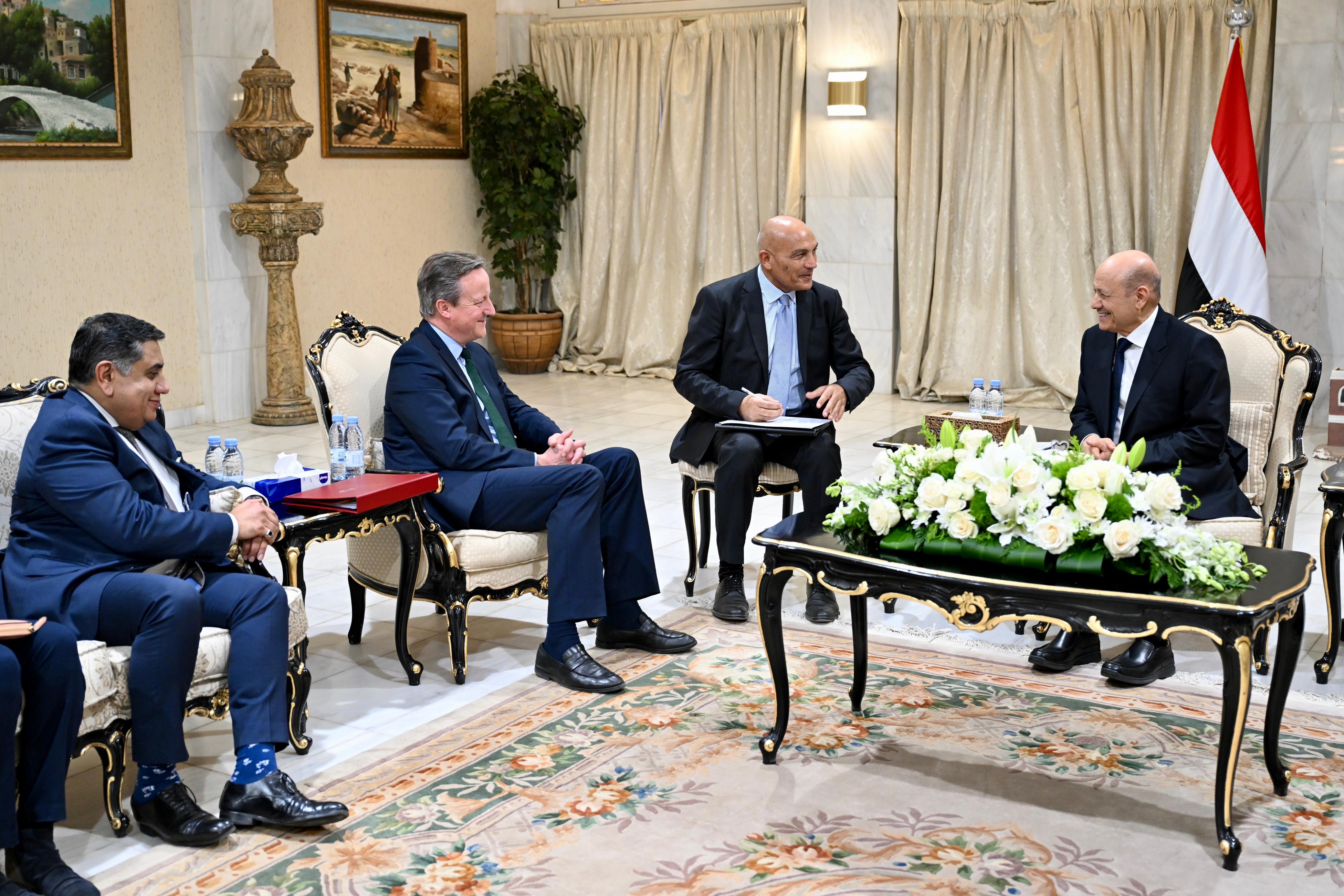 رئيس مجلس القيادة يبحث ووزير الخارجية البريطاني المستجدات الوطنية والإقليمية 31 يناير 2024
