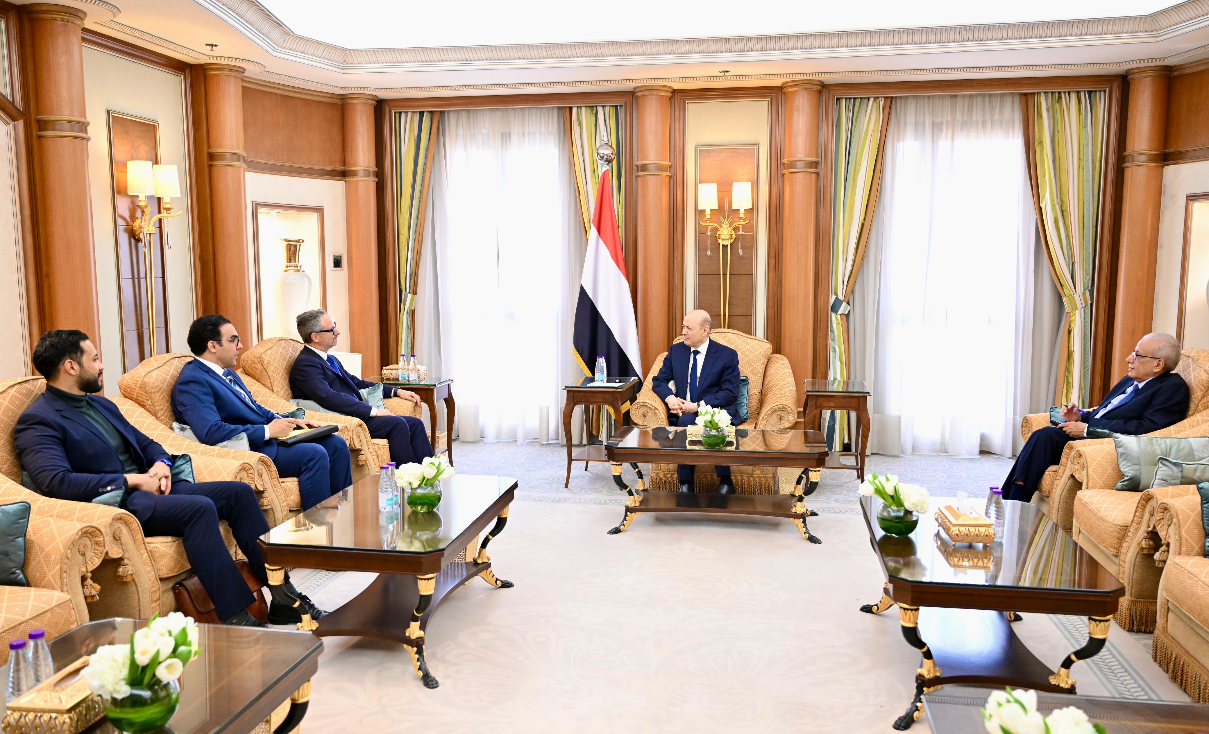 فخامة الرئيس يستقبل رئيس بعثة الاتحاد الأوروبي لدى اليمن جبرائيل مونيرا فيناليس 29 يناير 2024