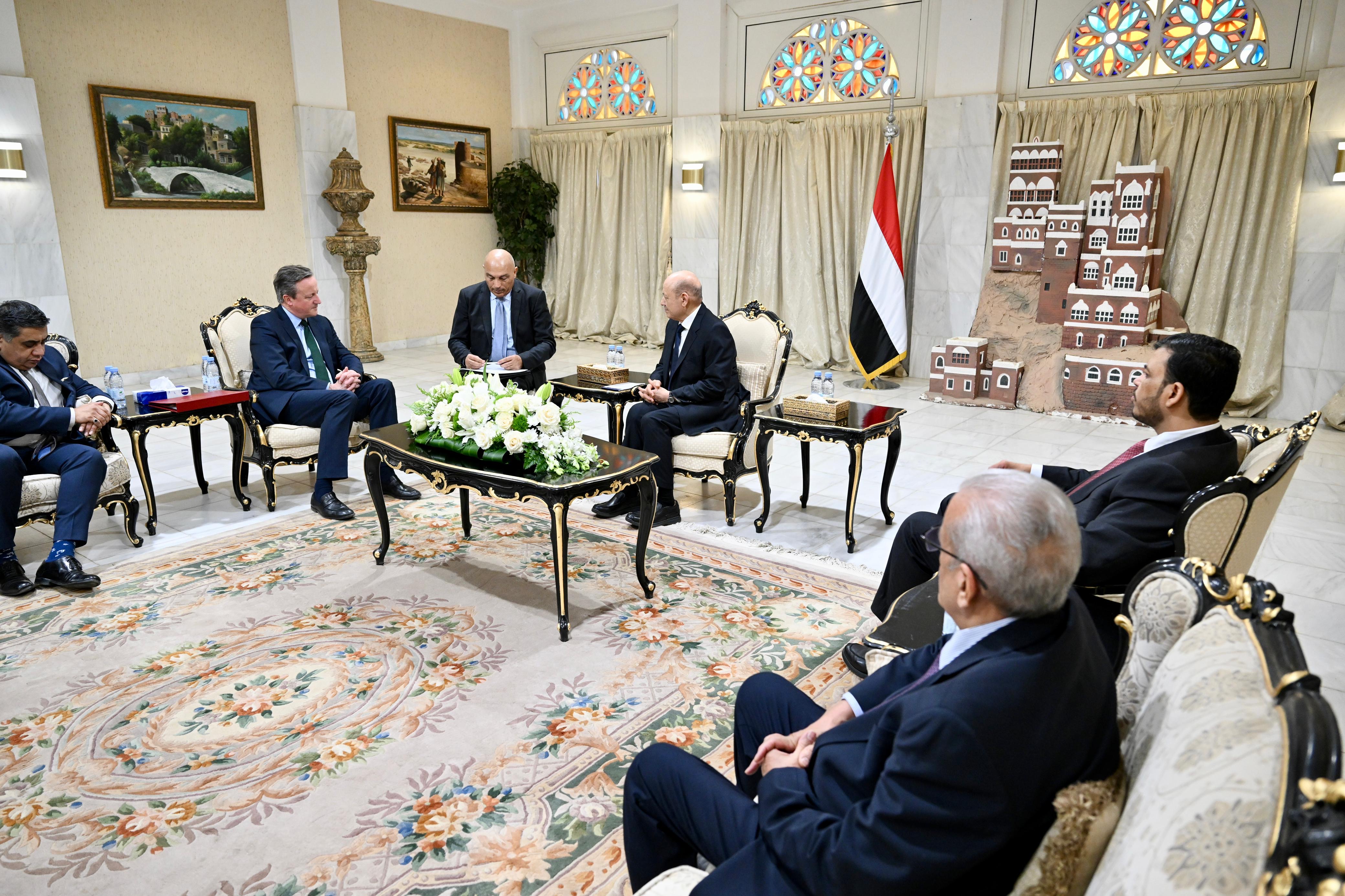 رئيس مجلس القيادة يبحث ووزير الخارجية البريطاني المستجدات الوطنية والإقليمية 31 يناير 2024