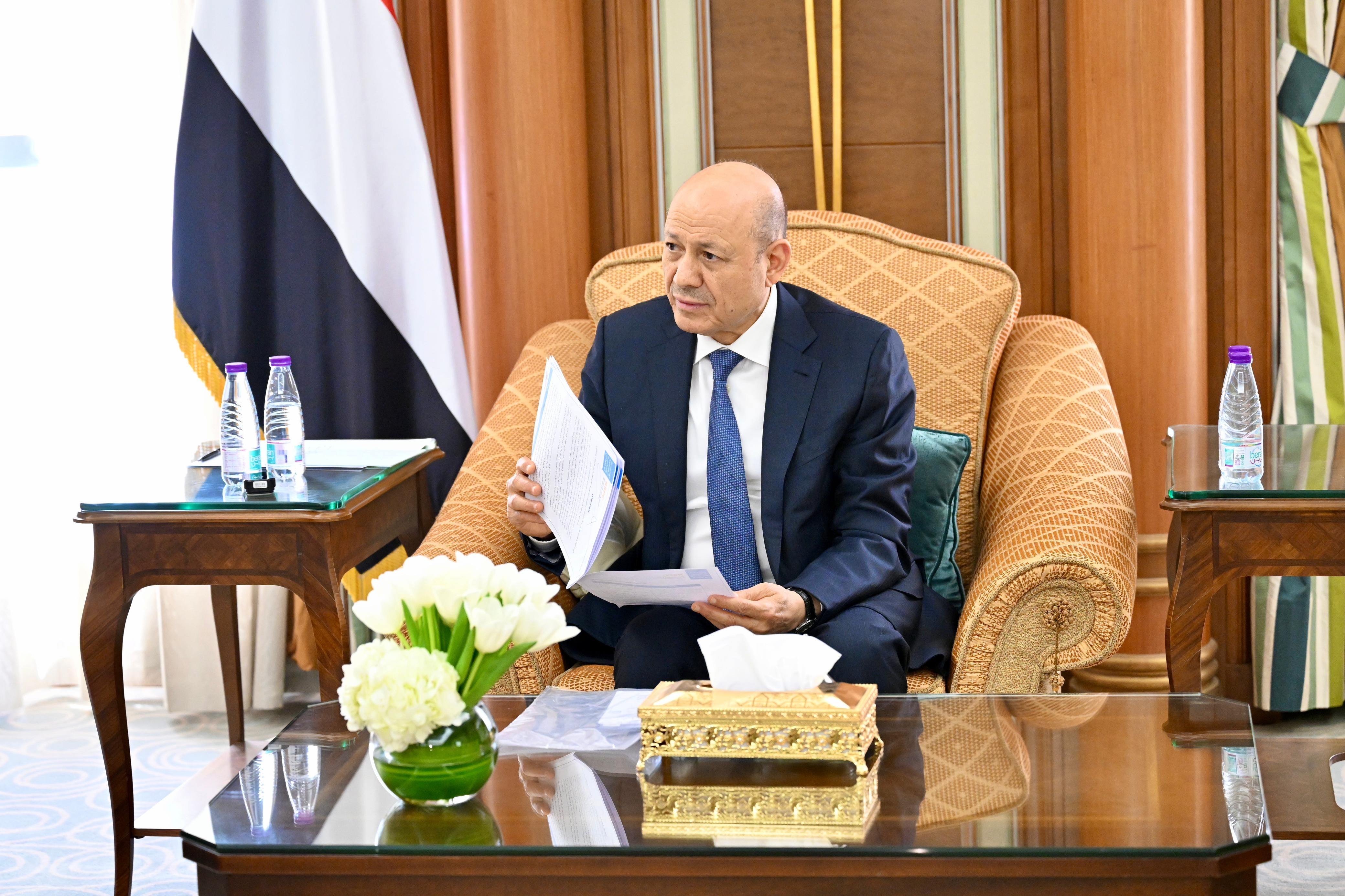 رئيس مجلس القيادة يستقبل رئيس وأعضاء لجنة المصالحة والسلم الاجتماعي في محافظة تعز 28 يناير 2024