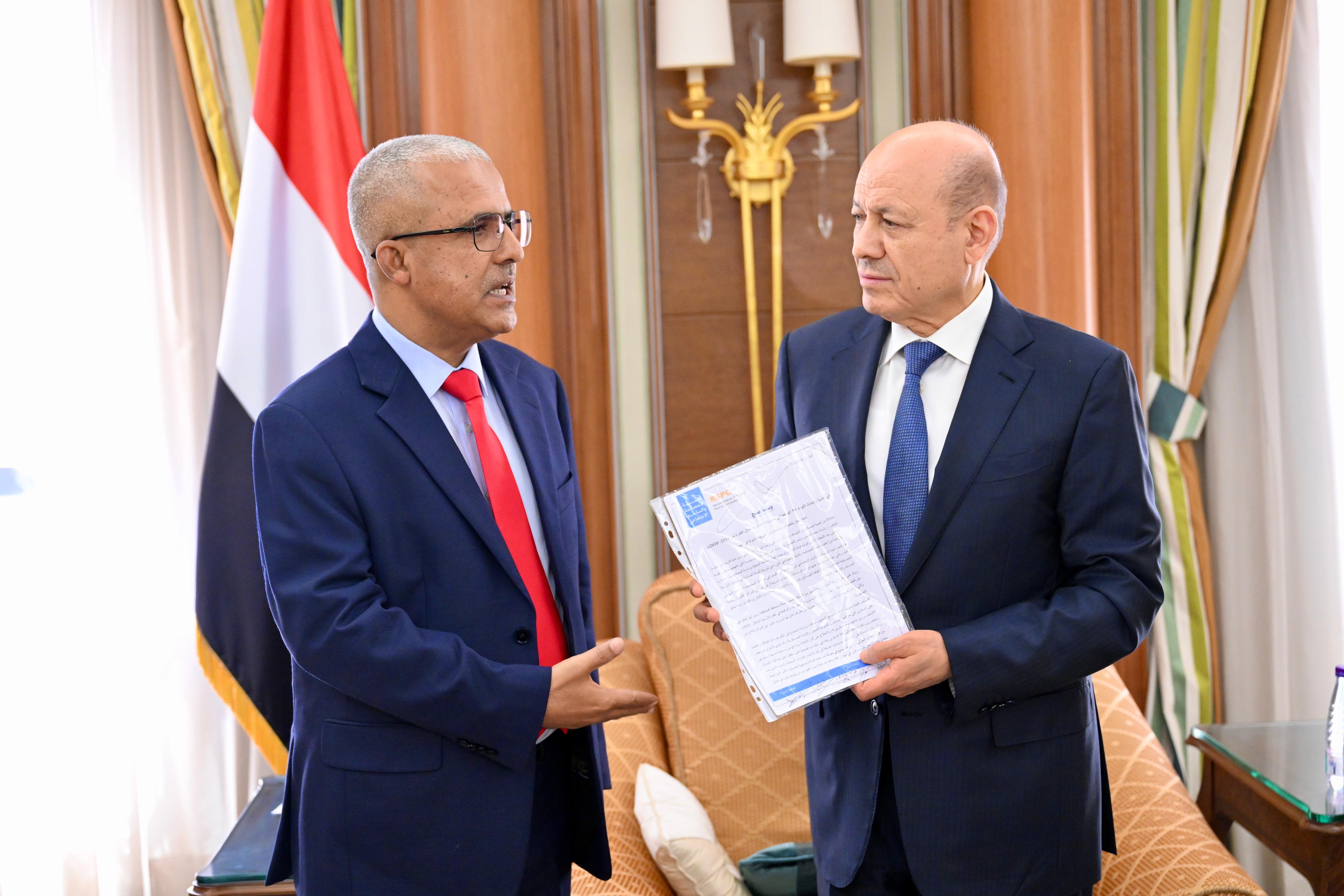 رئيس مجلس القيادة يستقبل رئيس وأعضاء لجنة المصالحة والسلم الاجتماعي في محافظة تعز 28 يناير 2024