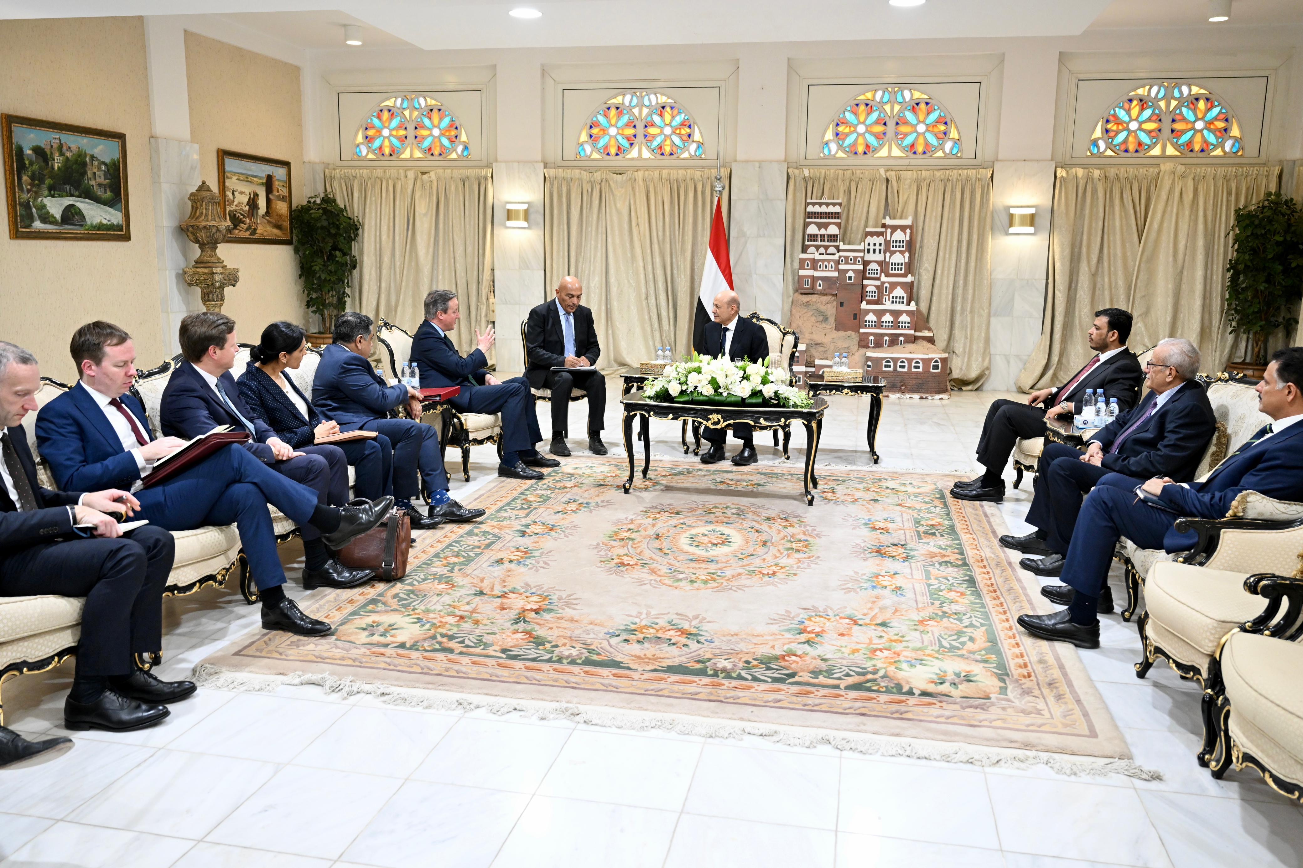 رئيس مجلس القيادة يبحث ووزير الخارجية البريطاني المستجدات الوطنية والإقليمية 31 يناير 2024