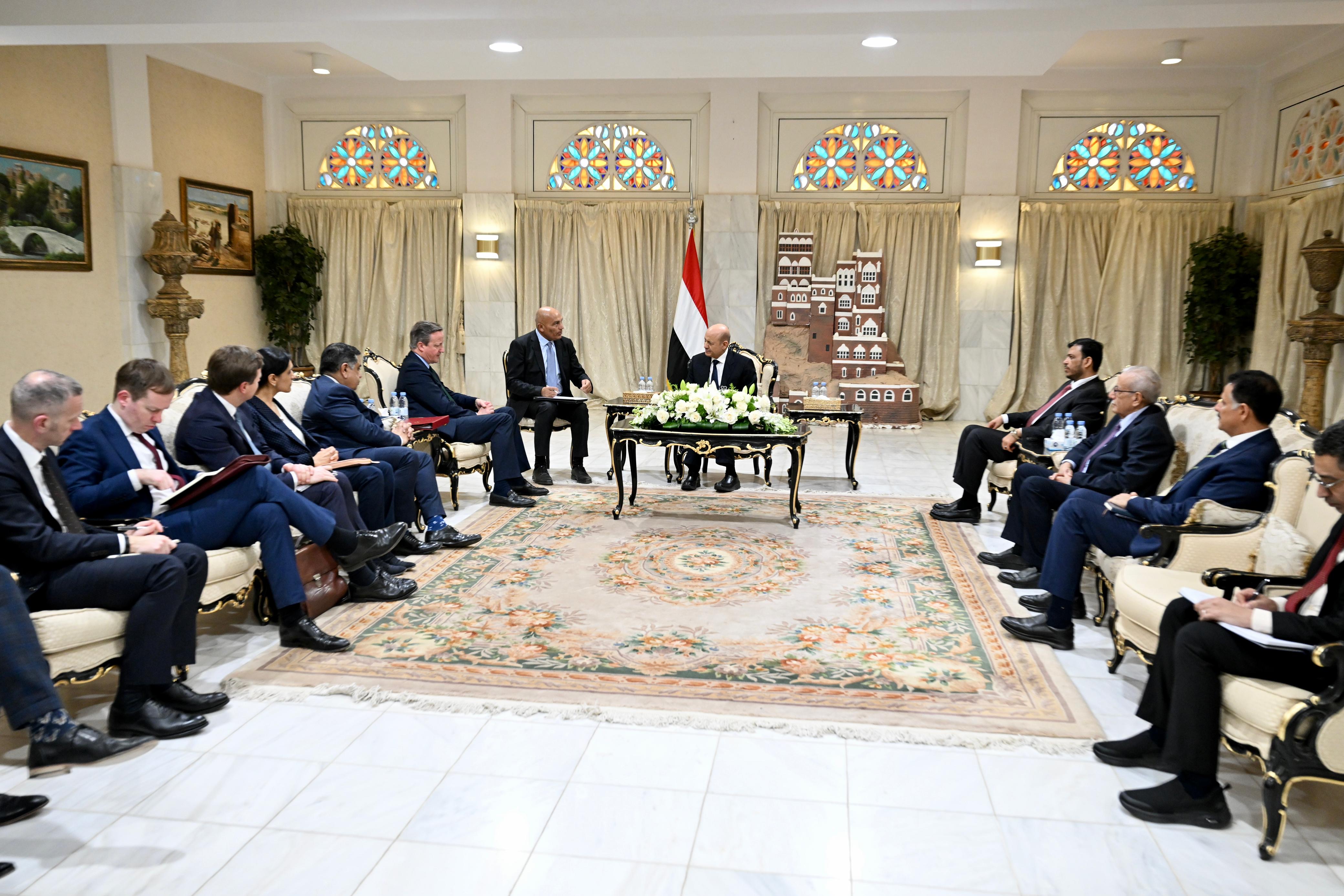 رئيس مجلس القيادة يبحث ووزير الخارجية البريطاني المستجدات الوطنية والإقليمية 31 يناير 2024