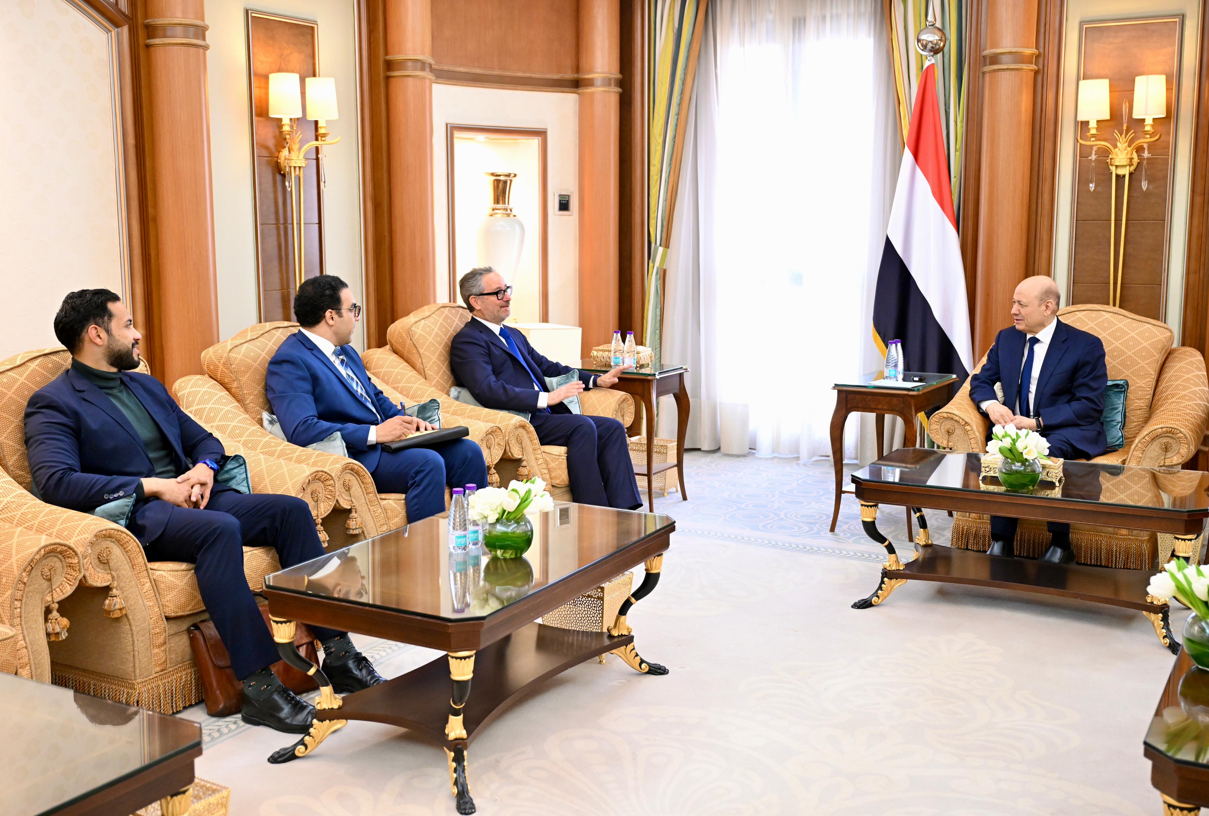 فخامة الرئيس يستقبل رئيس بعثة الاتحاد الأوروبي لدى اليمن جبرائيل مونيرا فيناليس 29 يناير 2024