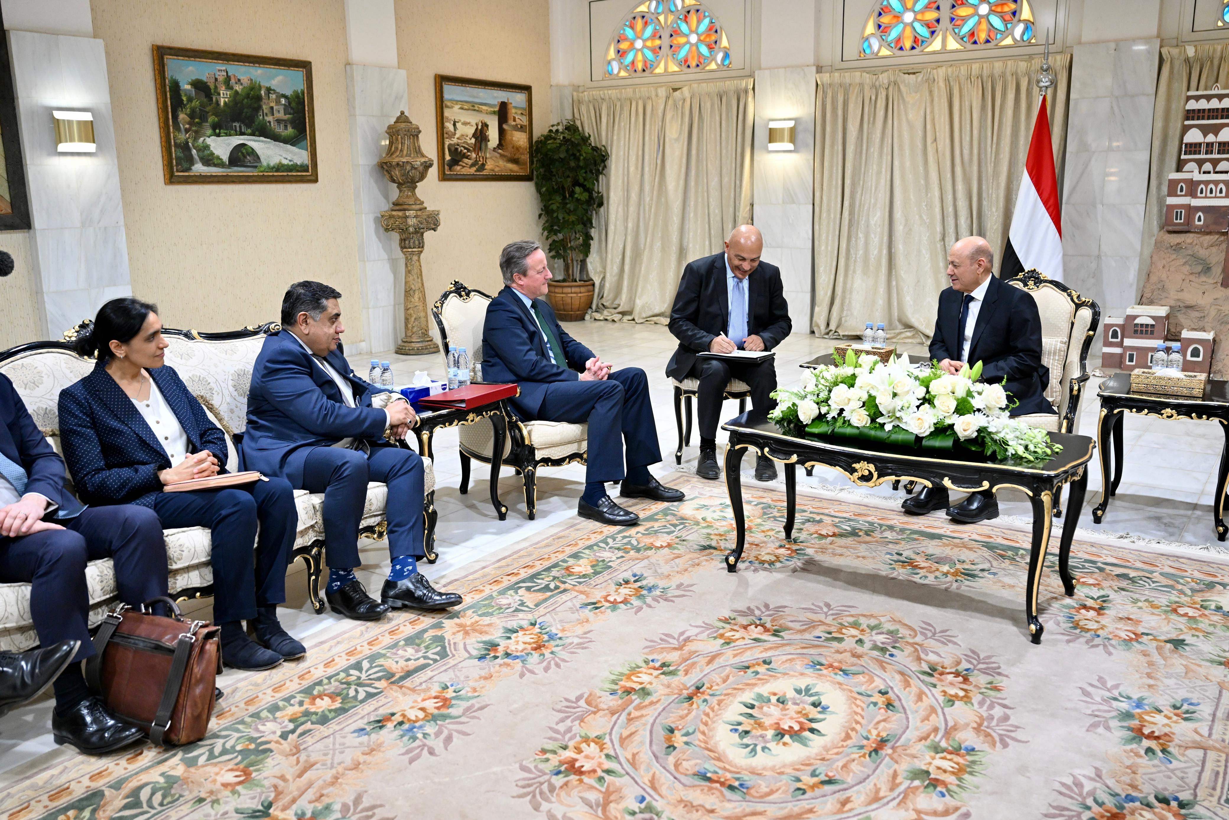 رئيس مجلس القيادة يبحث ووزير الخارجية البريطاني المستجدات الوطنية والإقليمية 31 يناير 2024