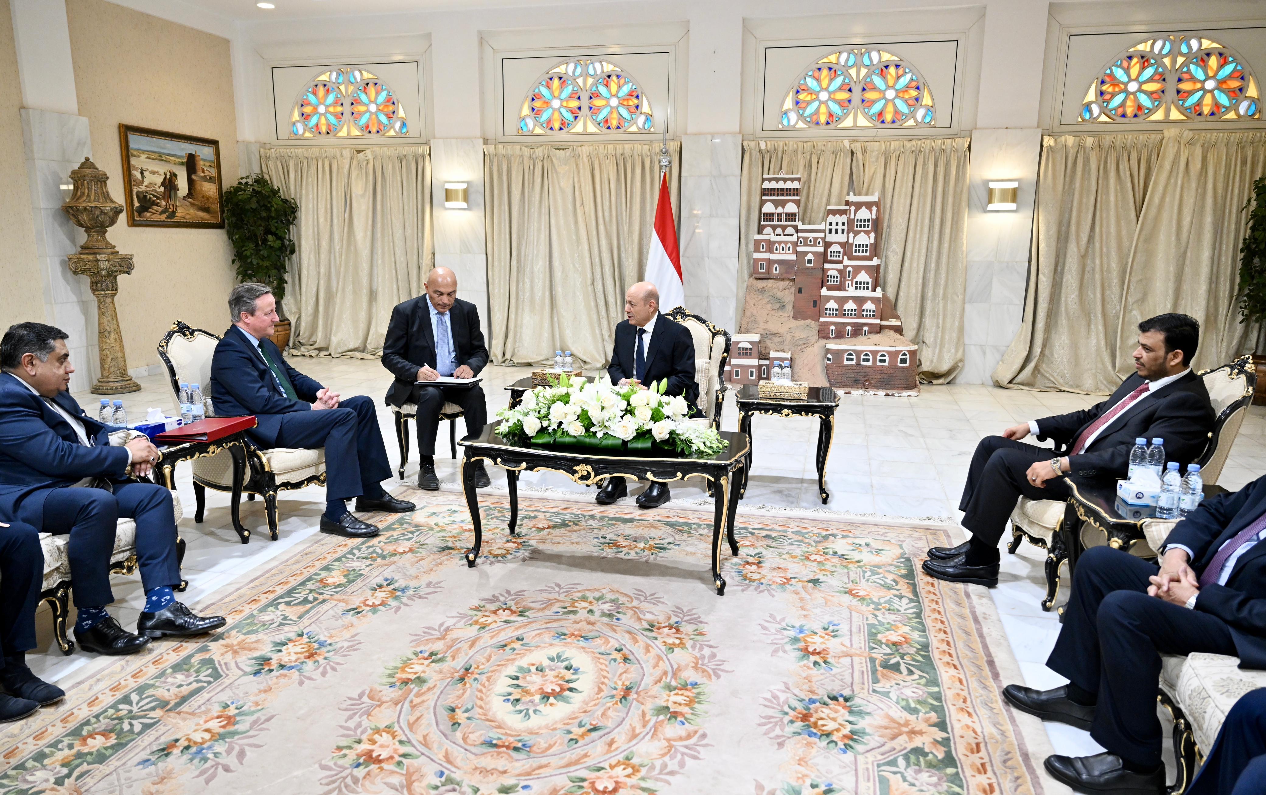 رئيس مجلس القيادة يبحث ووزير الخارجية البريطاني المستجدات الوطنية والإقليمية 31 يناير 2024