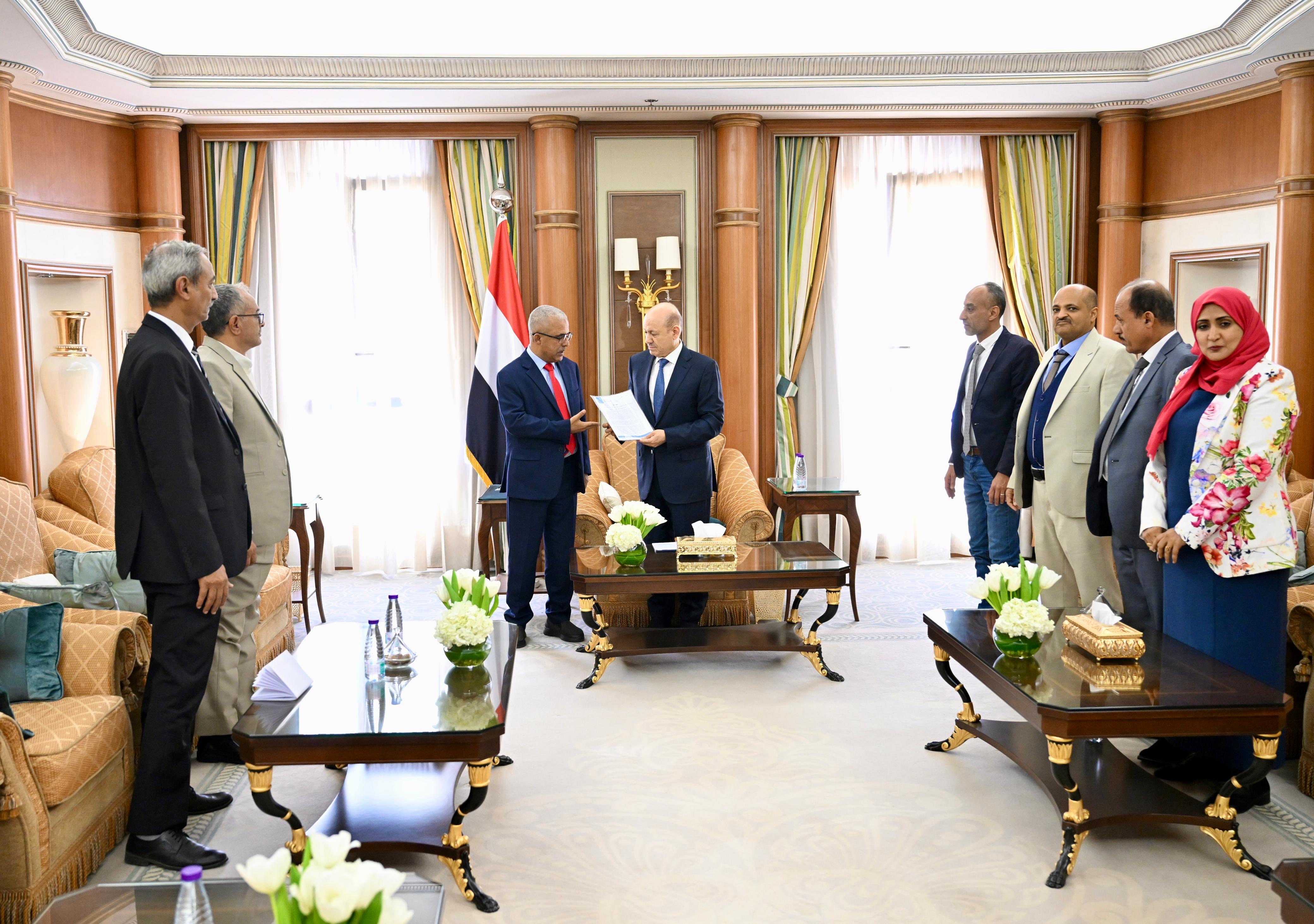 رئيس مجلس القيادة يستقبل رئيس وأعضاء لجنة المصالحة والسلم الاجتماعي في محافظة تعز 28 يناير 2024