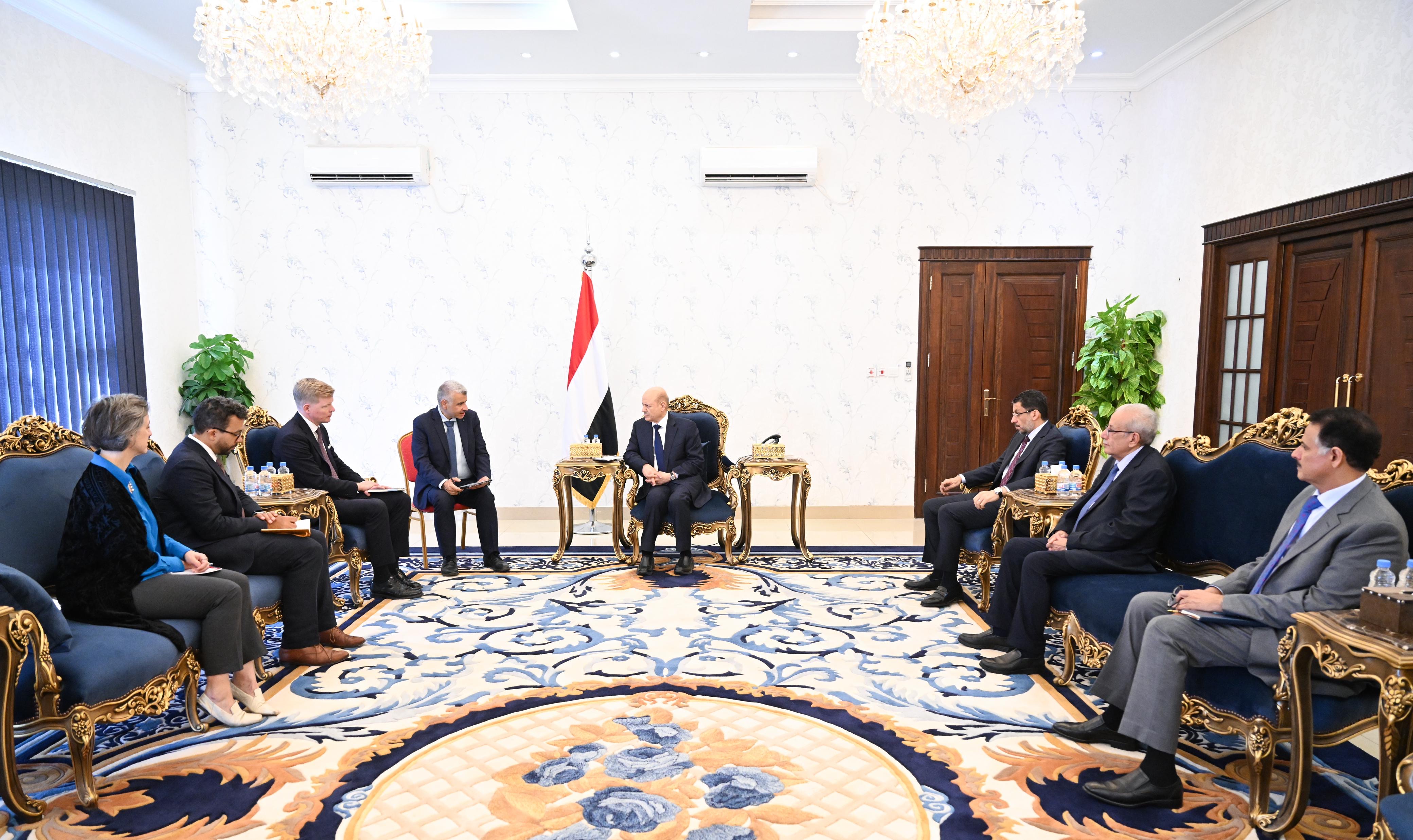 رئيس مجلس القيادة يستقبل في عدن المبعوث الخاص للأمم المتحدة  10 فبراير 2024