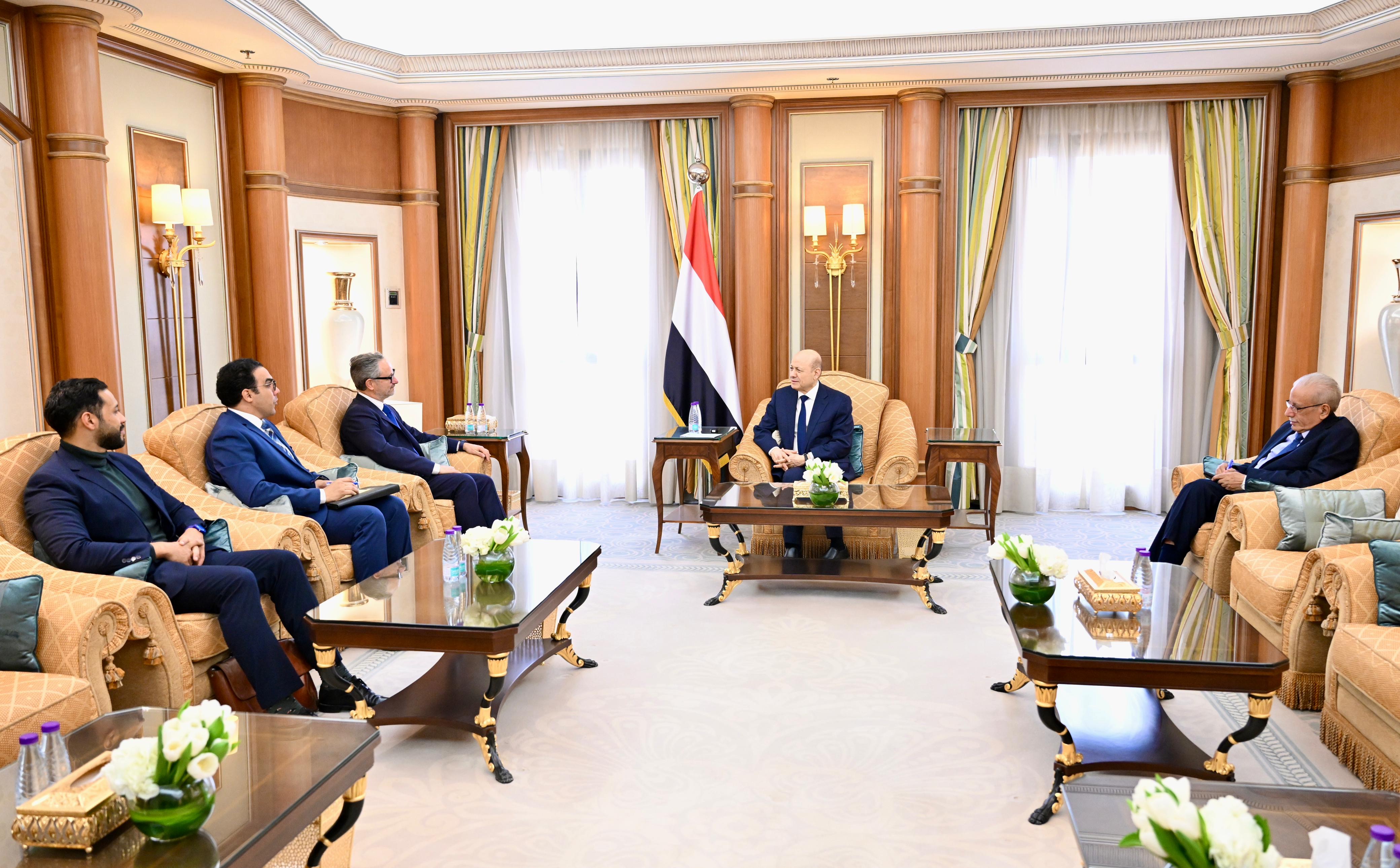 فخامة الرئيس يستقبل رئيس بعثة الاتحاد الأوروبي لدى اليمن جبرائيل مونيرا فيناليس 29 يناير 2024