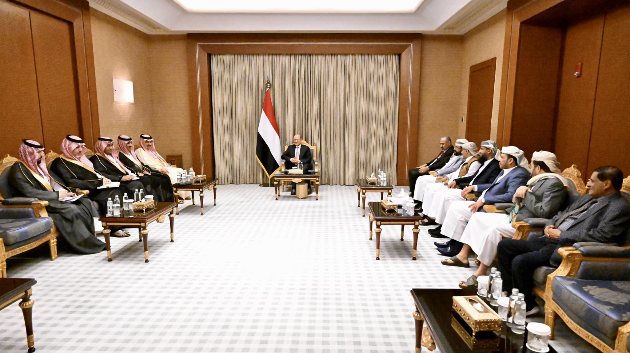 العليمي وأعضاء المجلس يستقبلون فريق التواصل