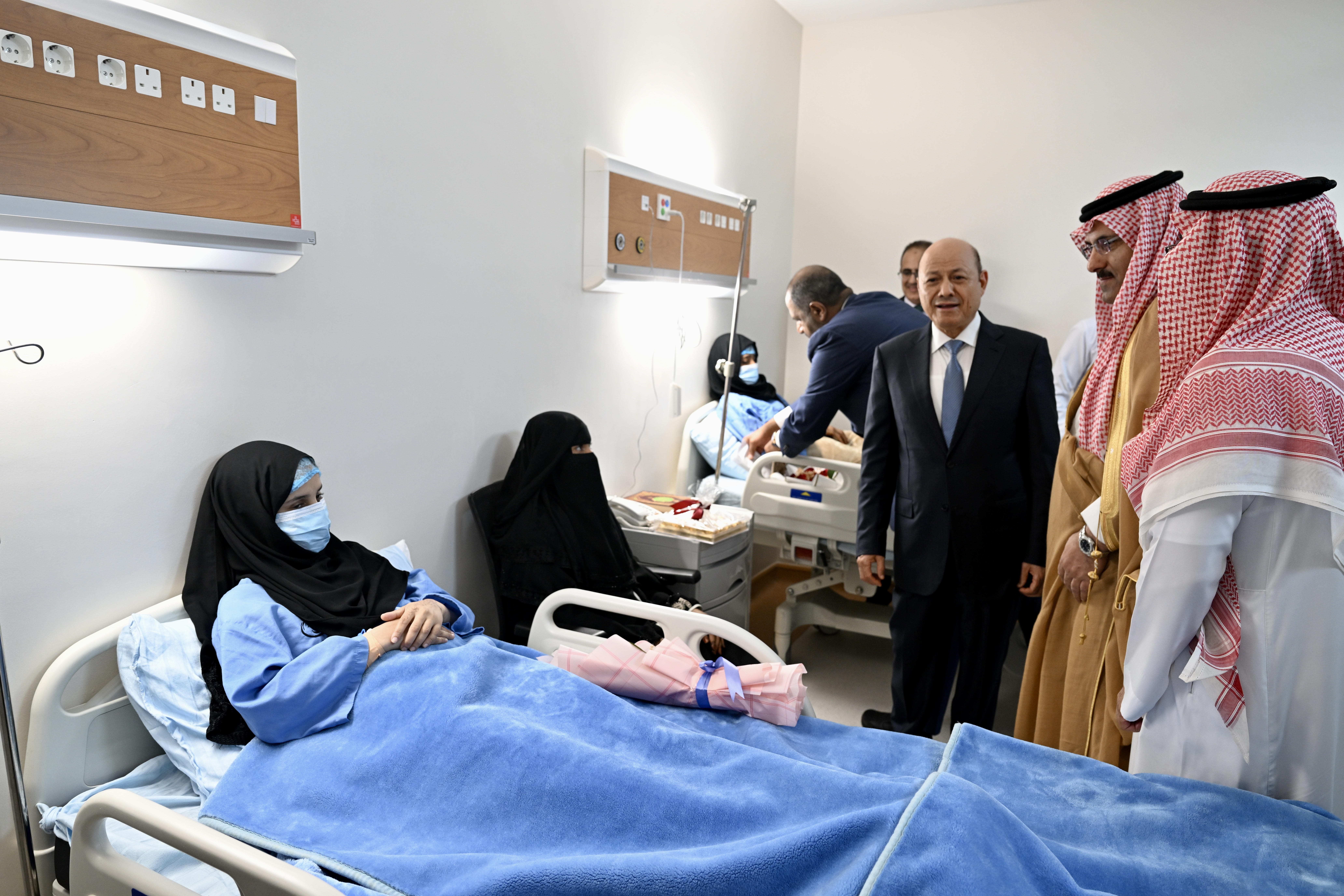فخامة الرئيس يفتتح مستشفى عدن 10 مايو 2023 