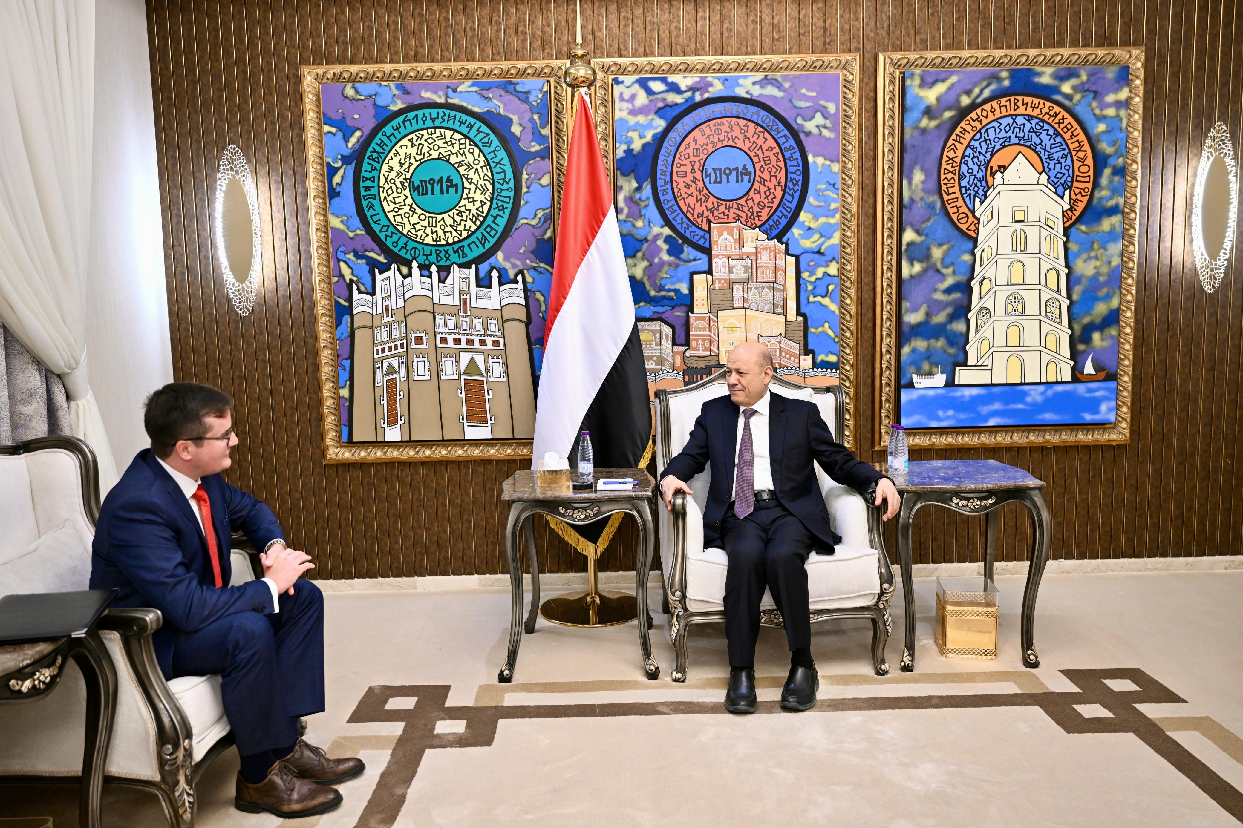 رئيس مجلس القيادة يشيد بالموقف الروسي الثابت إلى جانب الشعب اليمني وشرعيته الدستورية
