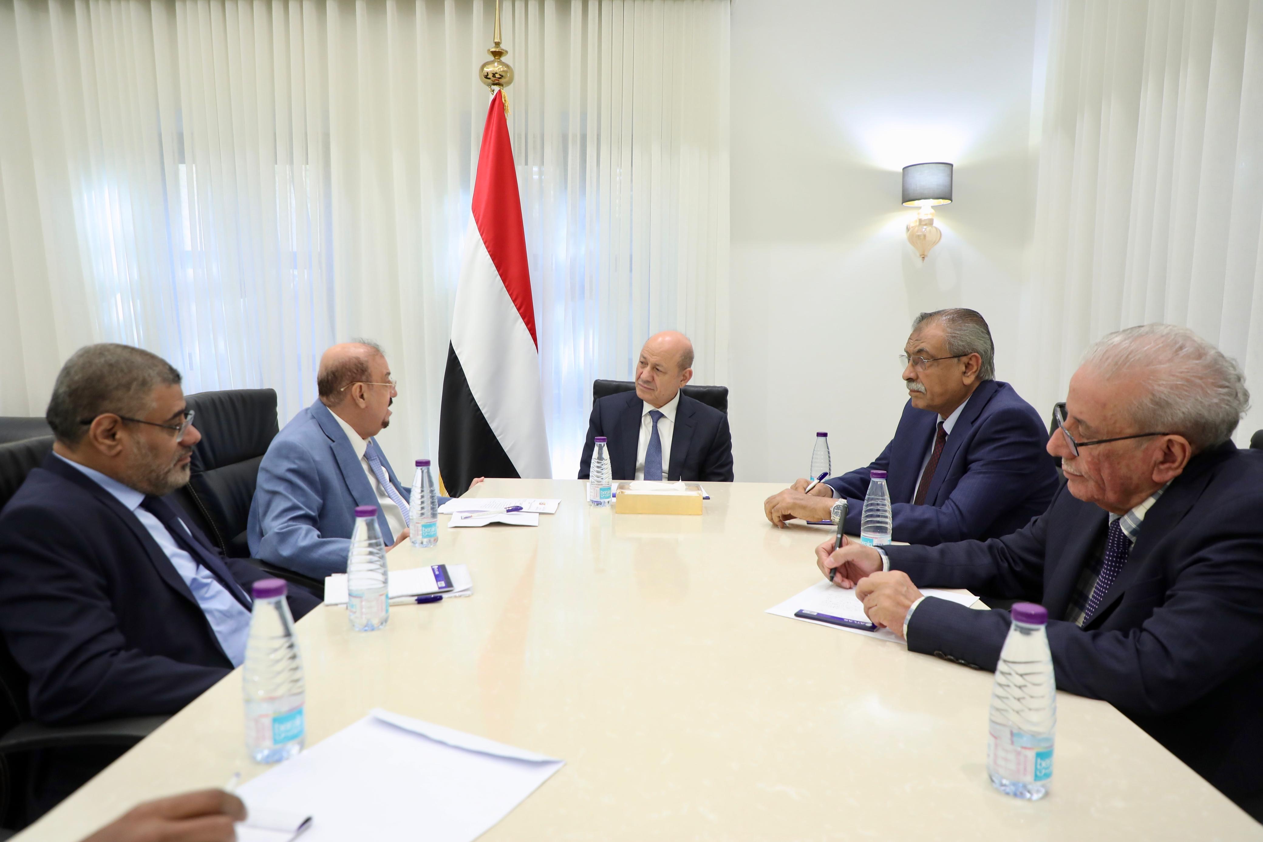 رئيس مجلس القيادة الرئاسي يلتقي رئيس وأعضاء هيئة رئاسة مجلس النواب