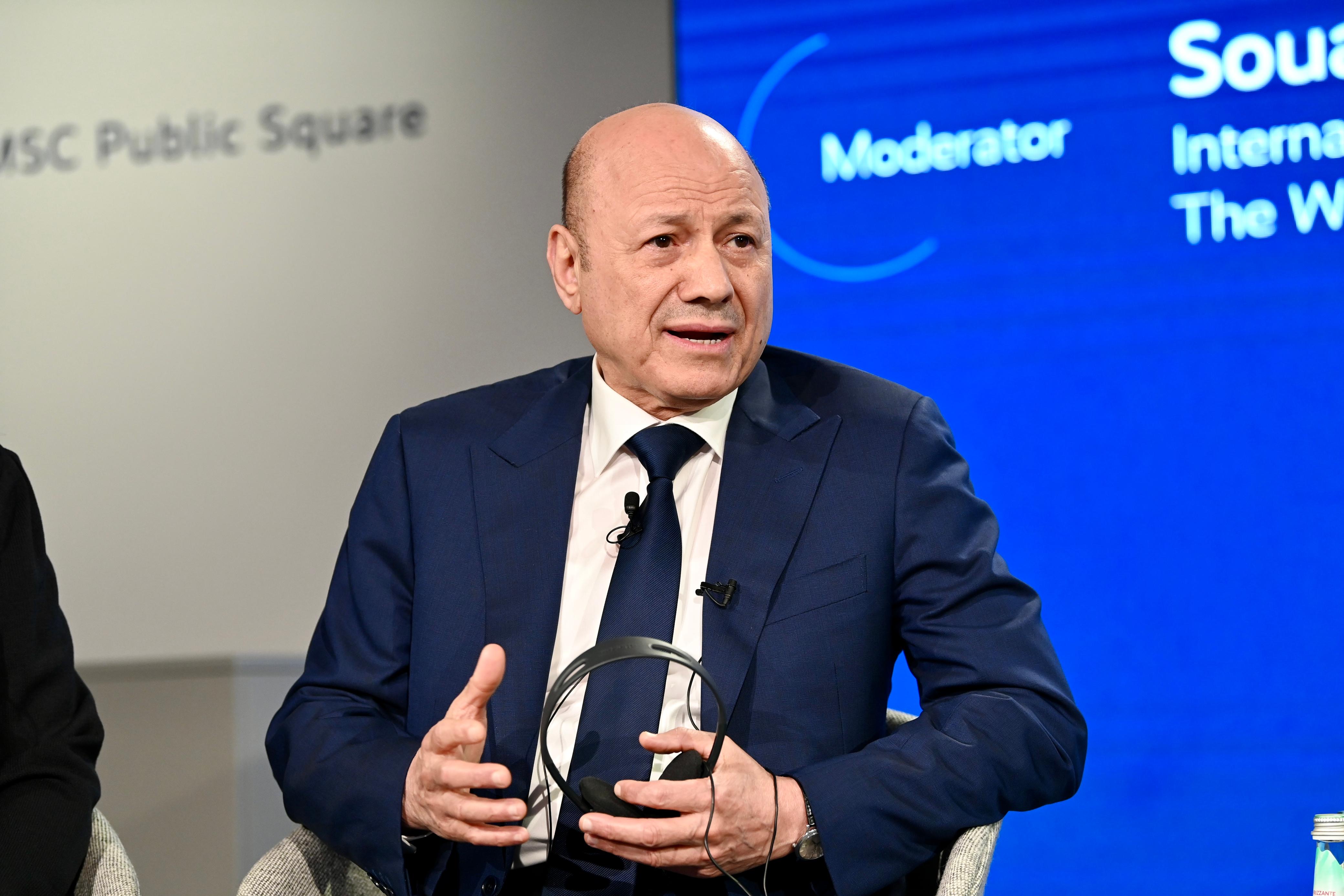 رئيس مجلس القيادة يدعو المجتمع الدولي إلى الاعتماد على الحكومة الشرعية كشريك وثيق لتأمين الملاحة الدولية