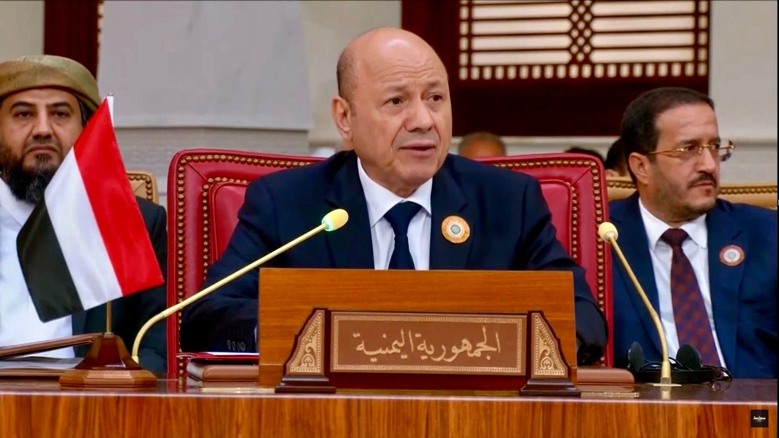 رئيس مجلس القيادة يهنىء القيادة البحرينية بنجاح القمة العربية