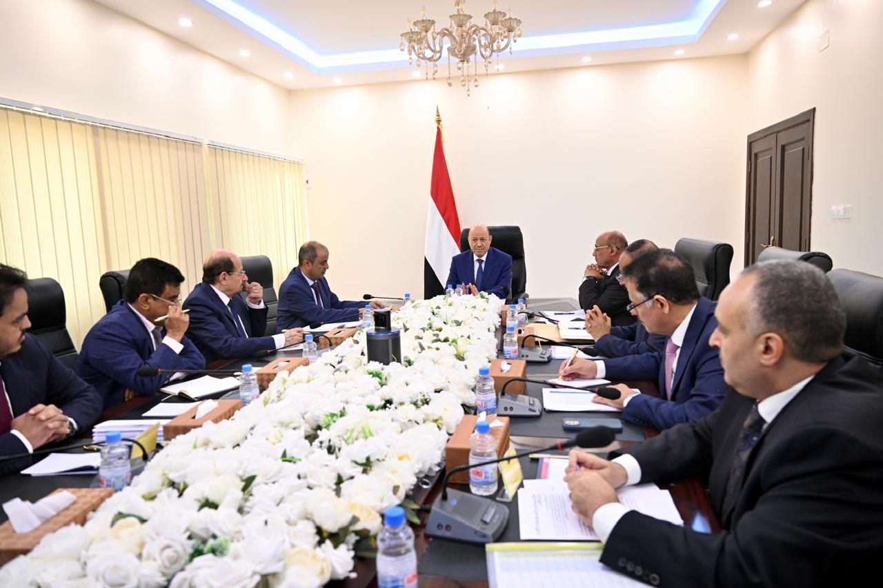 رئيس مجلس القيادة يجتمع بلجنة إدارة الأزمات