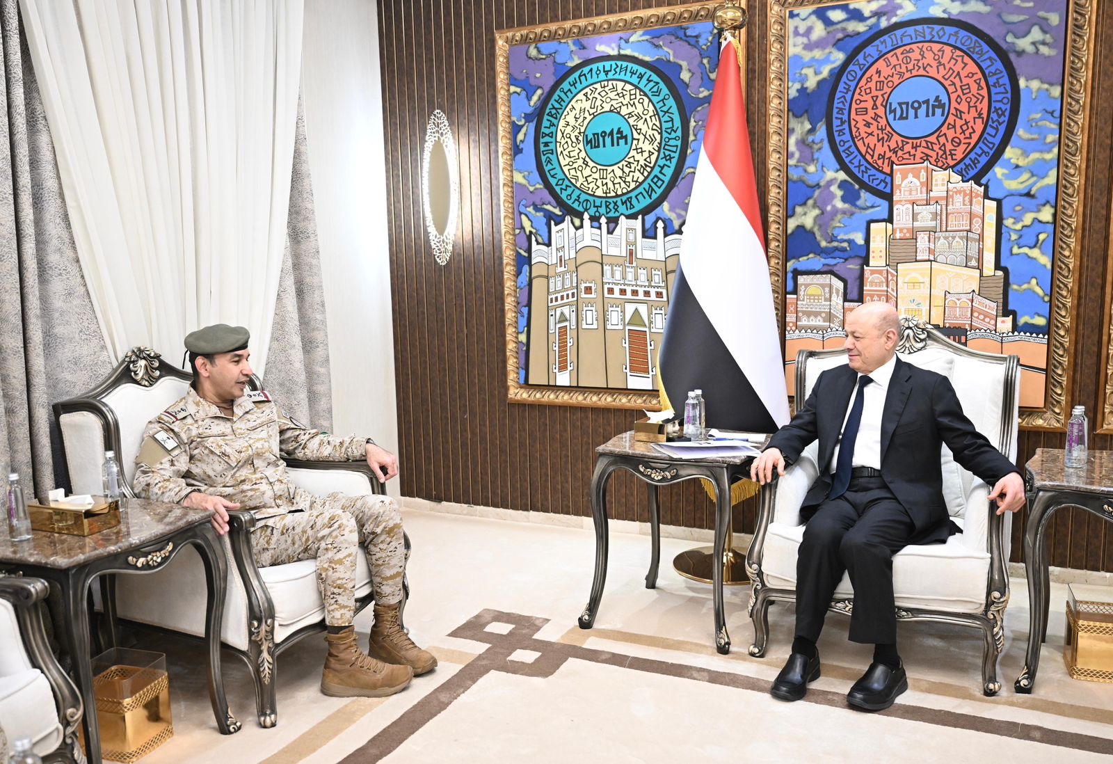 رئيس مجلس القيادة يستقبل قائد القوات المشتركة ويؤكد على شراكة استراتيجية واعدة مع المملكة