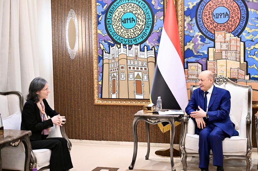 رئيس مجلس القيادة يحذر من مخاطر استمرار النظام الإيراني بالاستثمار في المليشيات الإرهابية