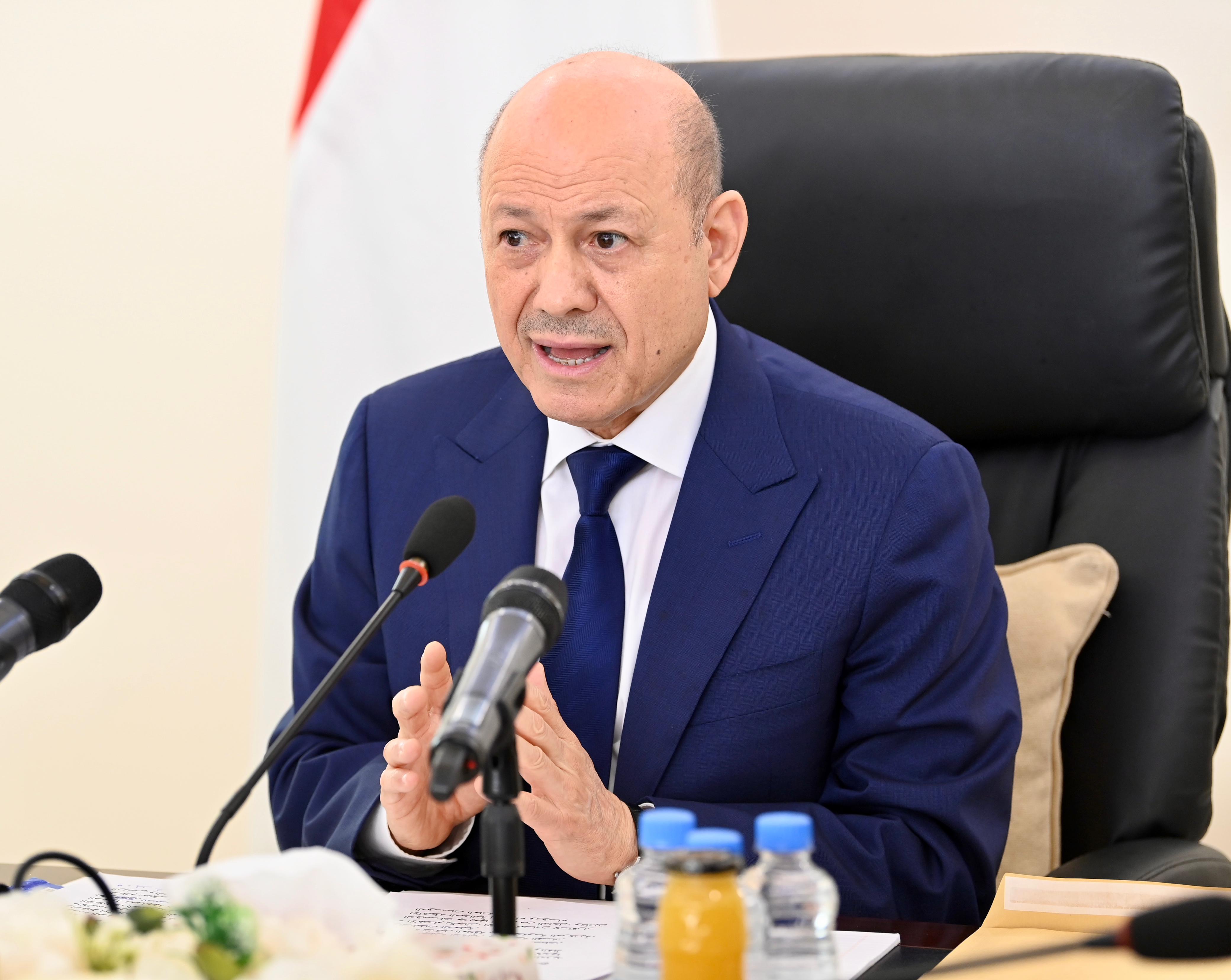 رئيس مجلس القيادة يوجه باعتماد رواتب لضحايا الجريمة الحوثية الارهابية في البيضاء واعتبارهم شهداء ضمن قوام وزارة الداخلية