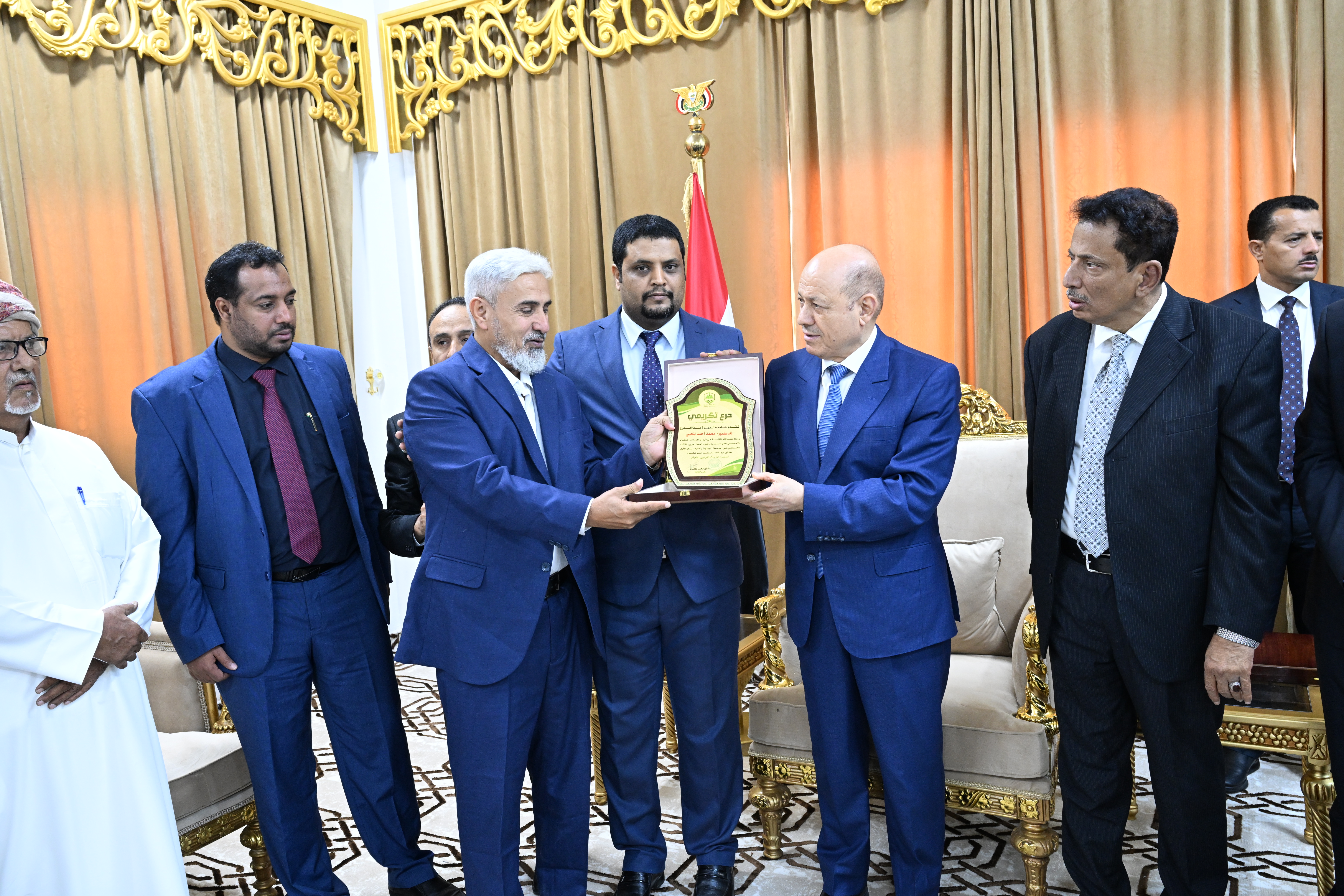 رئيس مجلس القيادة الرئاسي يكرم شخصيات ومبادرات ملهمة في محافظة المهرة (1) 