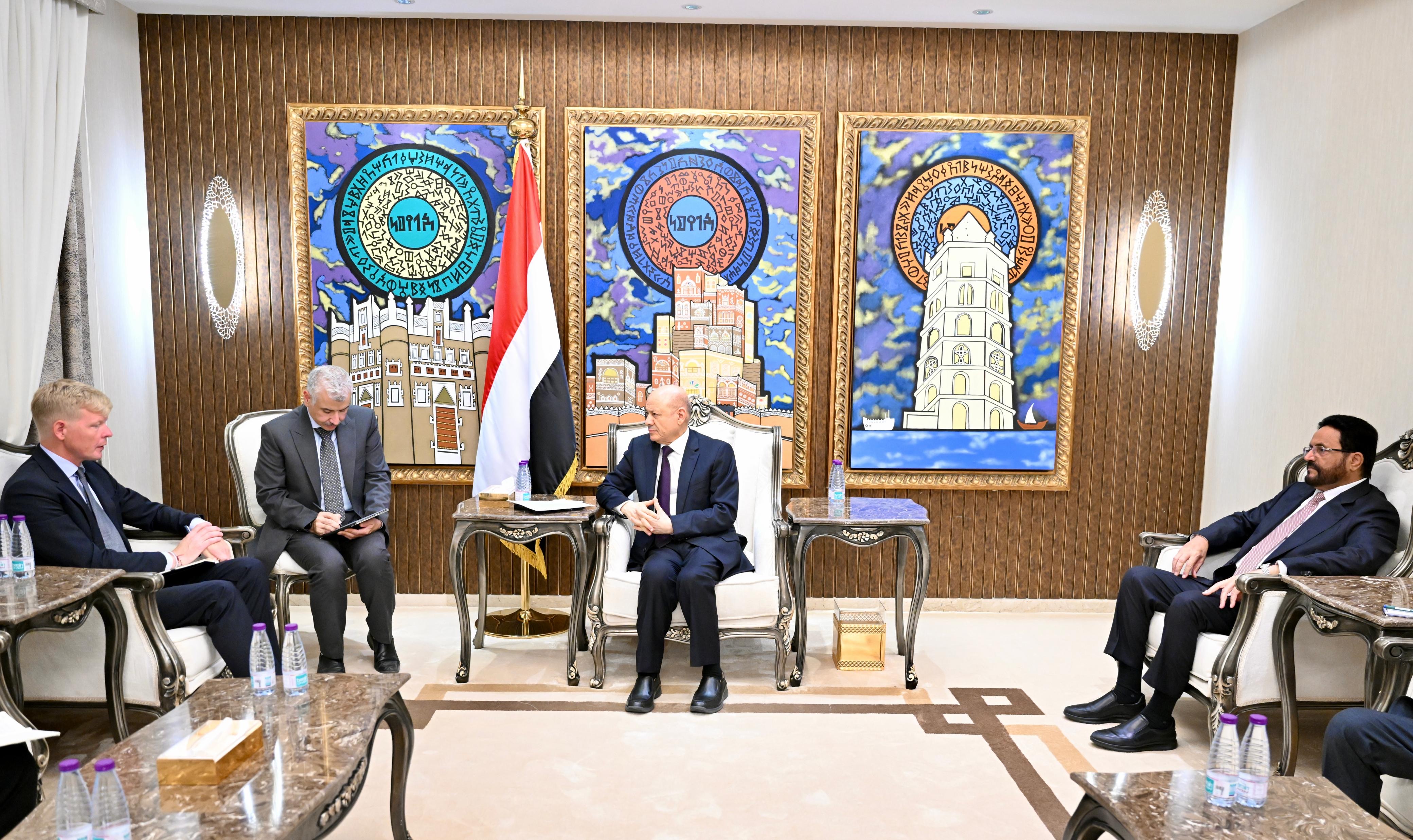 رئيس مجلس القيادة يؤكد اهمية تفكيك البنية العنصرية والعسكرية للمليشيات كسبيل لتحقيق السلام المستدام