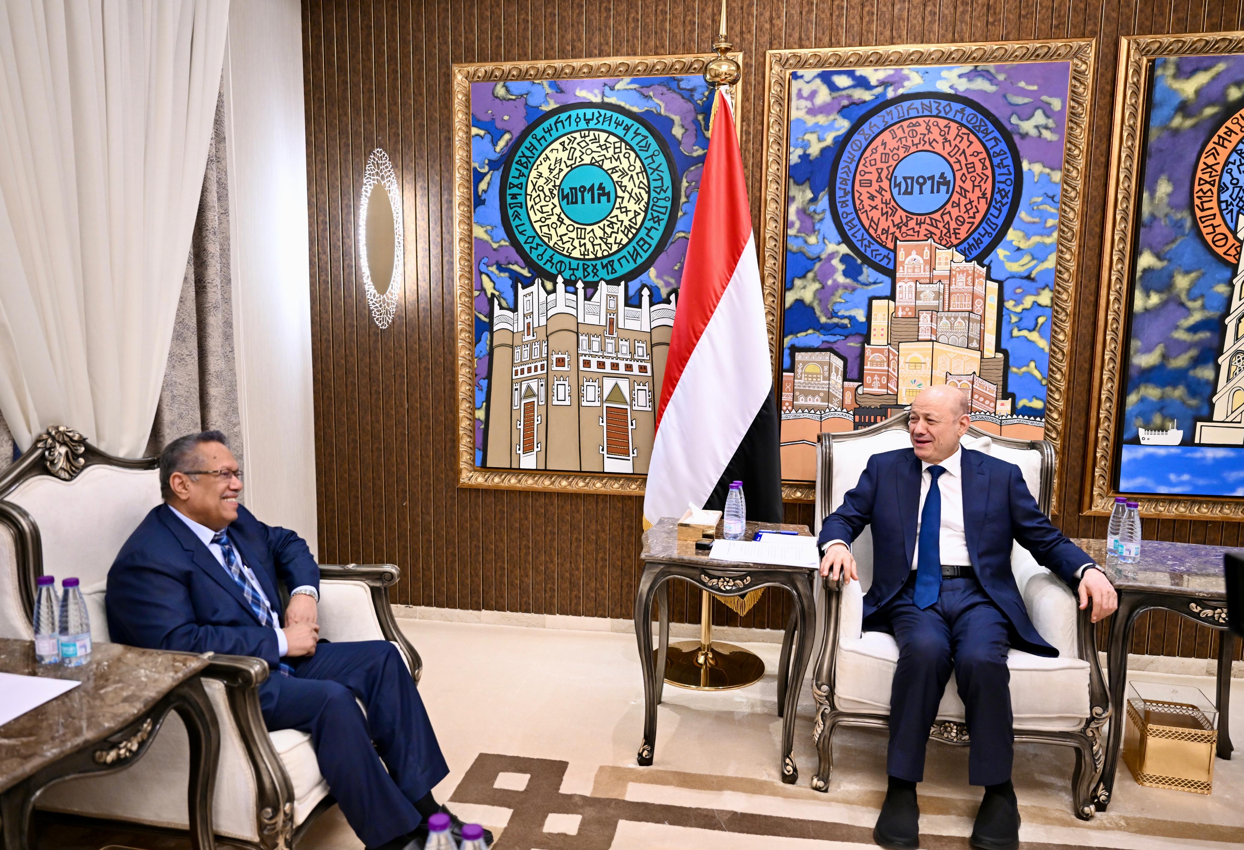 رئيس مجلس القيادة يؤكد وحدة الصف الوطني لإسقاط الانقلاب وإنهاء المعاناة الإنسانية