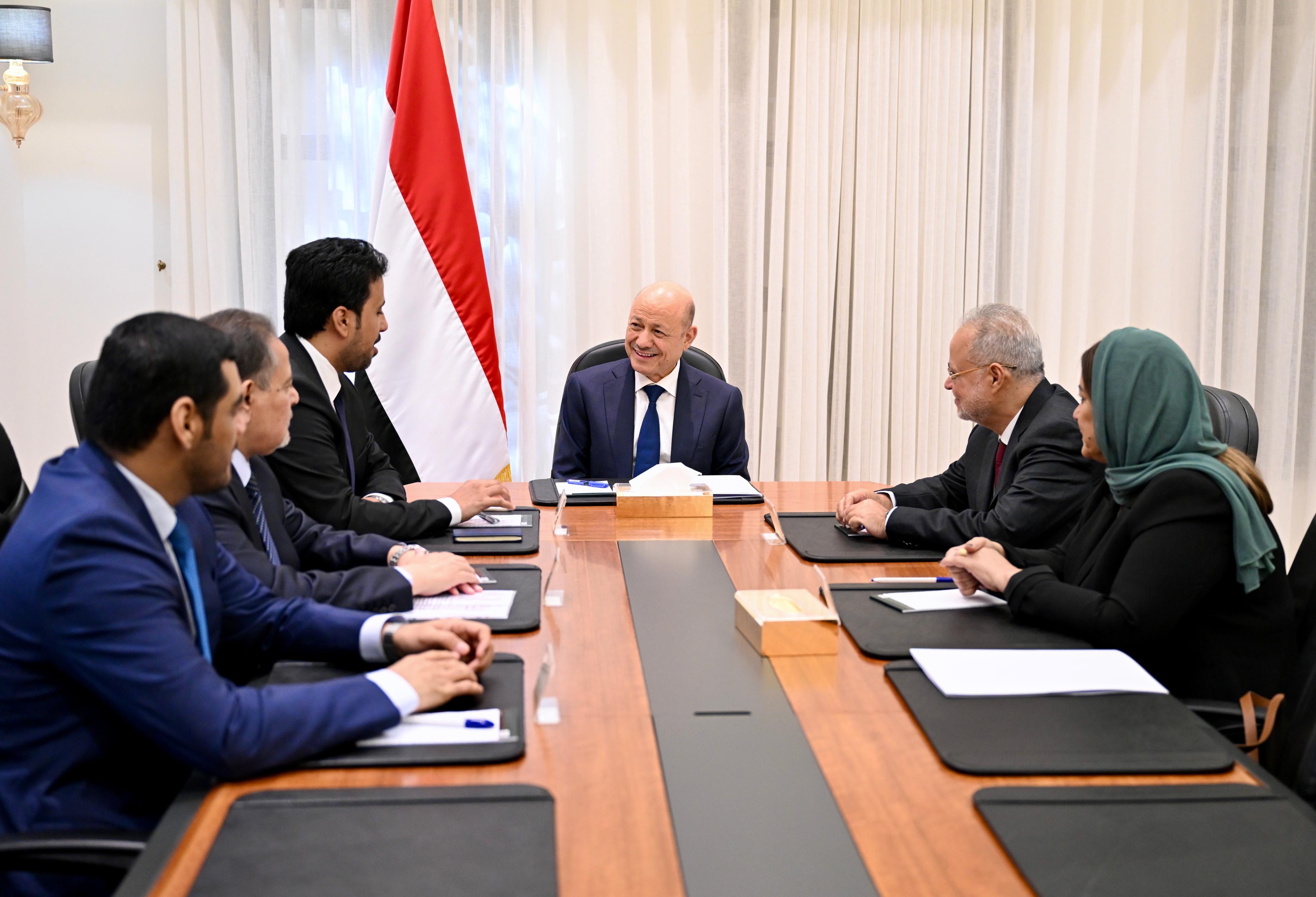 رئيس مجلس القيادة يؤكد تماسك مؤسسات الدولة والتزامها بتطبيع الأوضاع في حضرموت وتحقيق العدالة في تعز