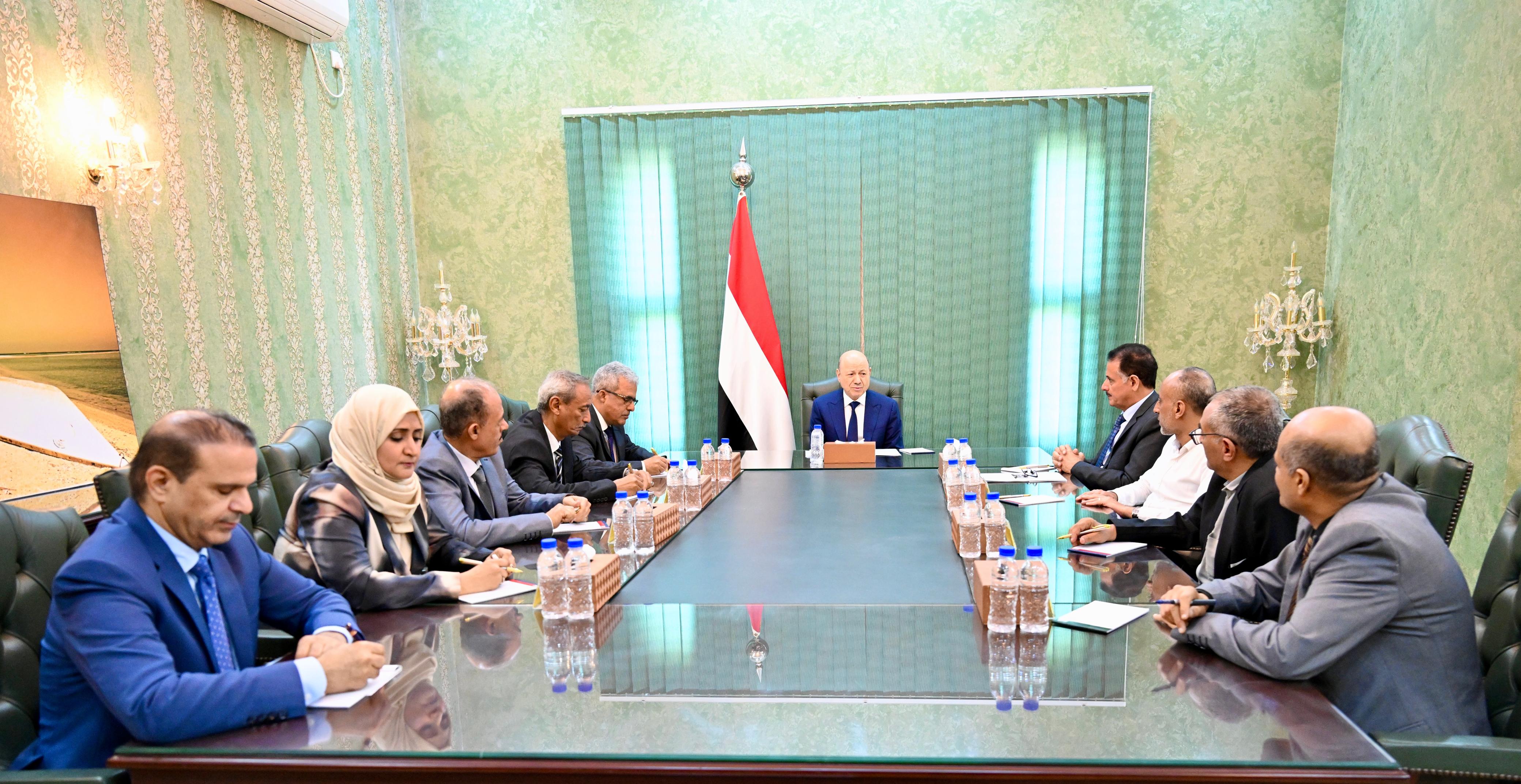 رئيس مجلس القيادة يؤكد أن العدالة في تعز ماضية كمسار مؤسسي شامل