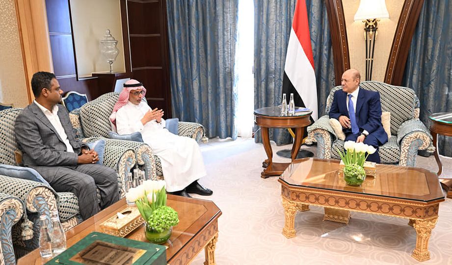 رئيس مجلس القيادة الرئاسي يشيد بدور مؤسسة حضرموت للثقافة