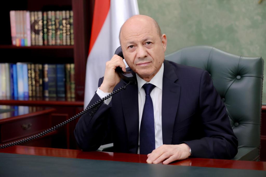 رئيس مجلس القيادة يجري اتصالا هاتفيا ببعثة المنتخب الوطني للناشئين المتوج بكأس غرب أسيا
