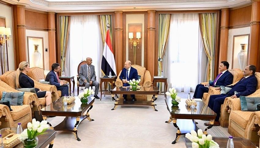 رئيس مجلس القيادة يستقبل سفير الولايات المتحدة الأمريكية