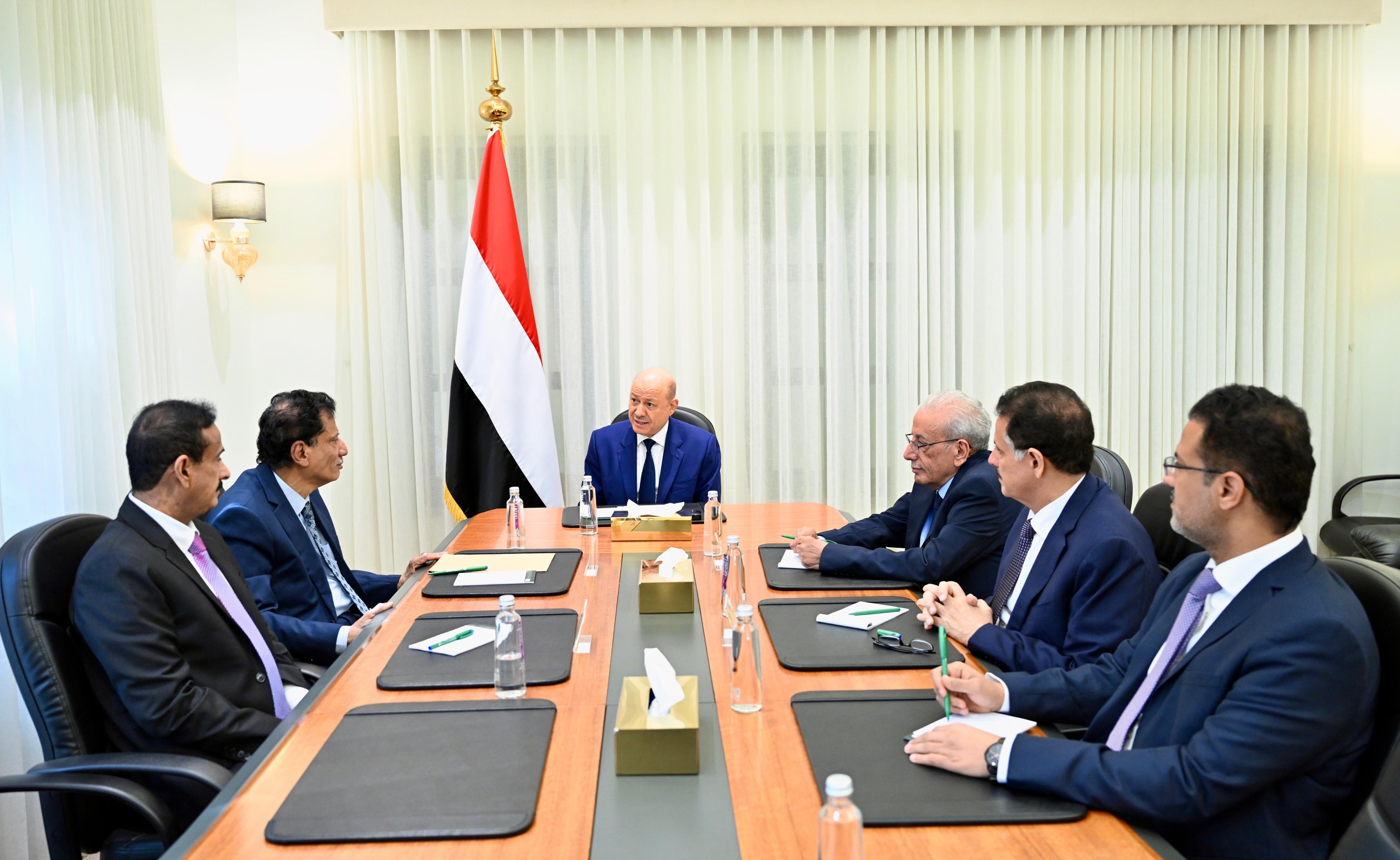 رئيس مجلس القيادة يجتمع بمحافظي المهرة وشبوة ويعلن تدشين مرحلة واعدة بالمشاريع الانمائية في المحافظتين