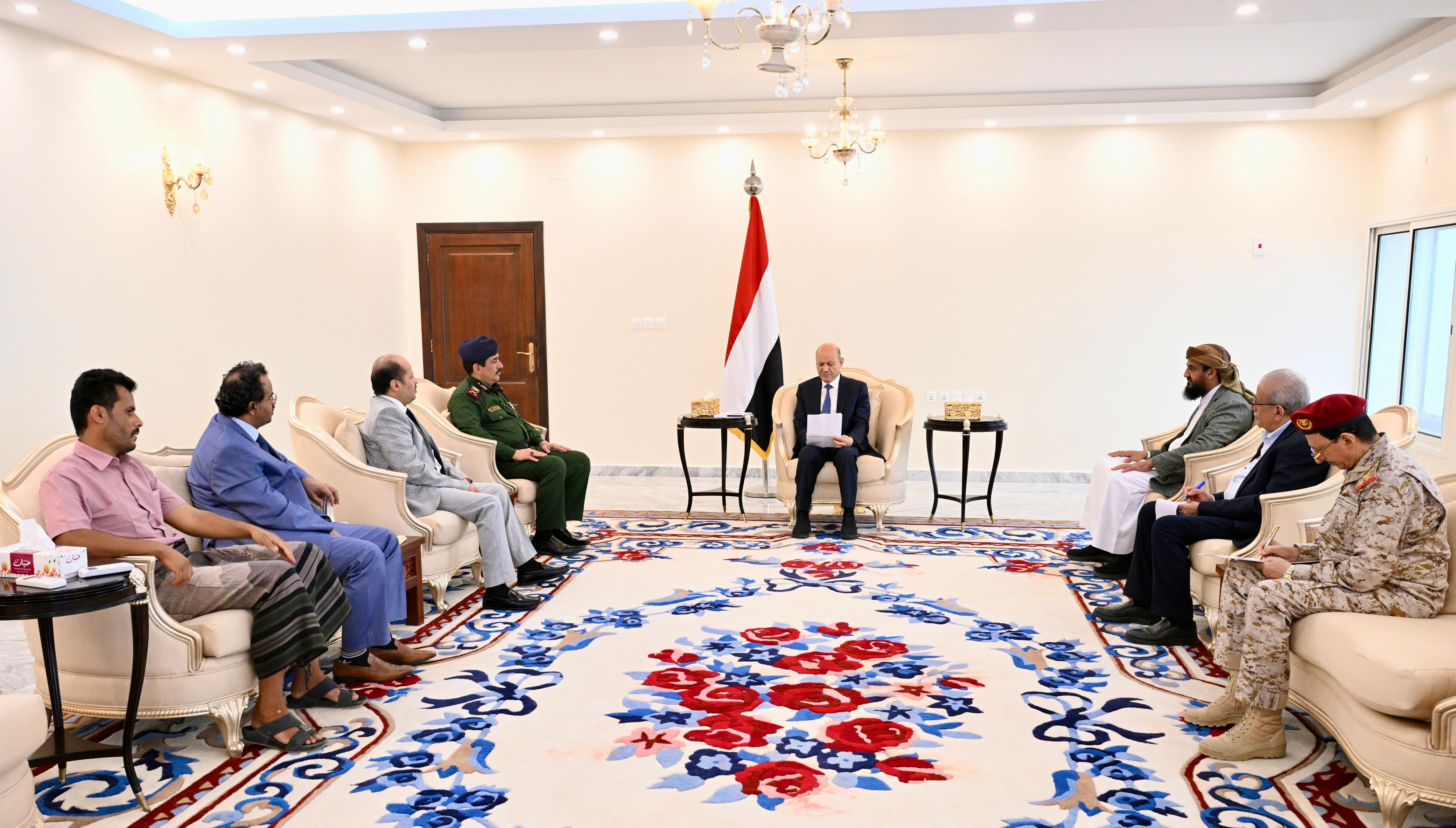 رئيس مجلس القيادة يعقد اجتماعا بلجنة تقصي الحقائق حول جريمة المليشيات الحوثية في البيضاء 20 مارس 2024