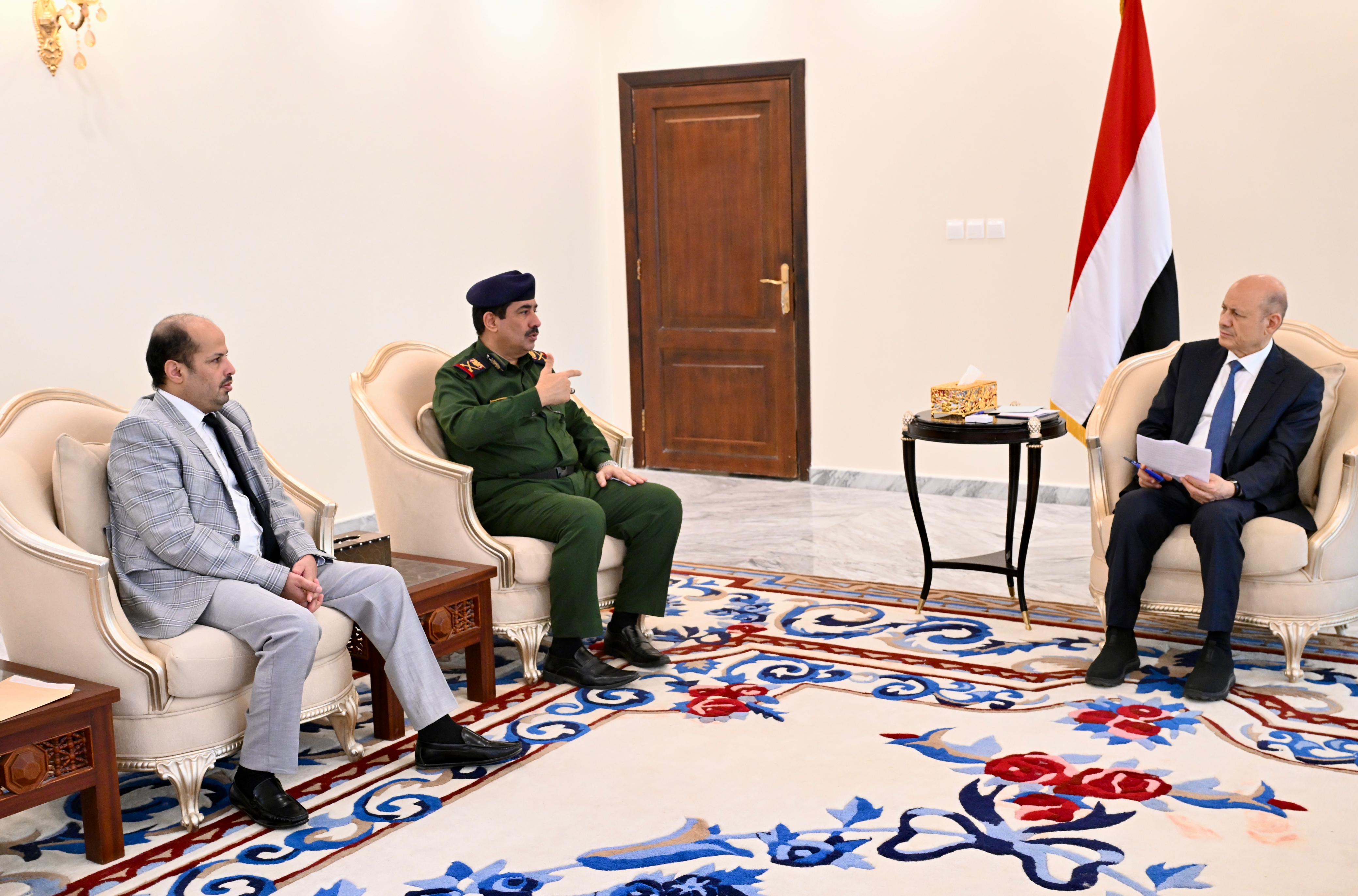 رئيس مجلس القيادة يعقد اجتماعا بلجنة تقصي الحقائق حول جريمة المليشيات الحوثية في البيضاء 20 مارس 2024