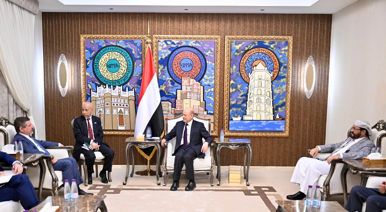 رئيس مجلس القيادة يستبعد أي نوايا من جانب المليشيات الحوثية لتغيير سلوكها التخريبي