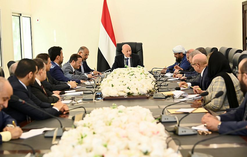 رئيس مجلس القيادة يلتقي هيئات رئاسة مجلسي النواب والشورى والتشاور والمصالحة وعددا من مستشاريه