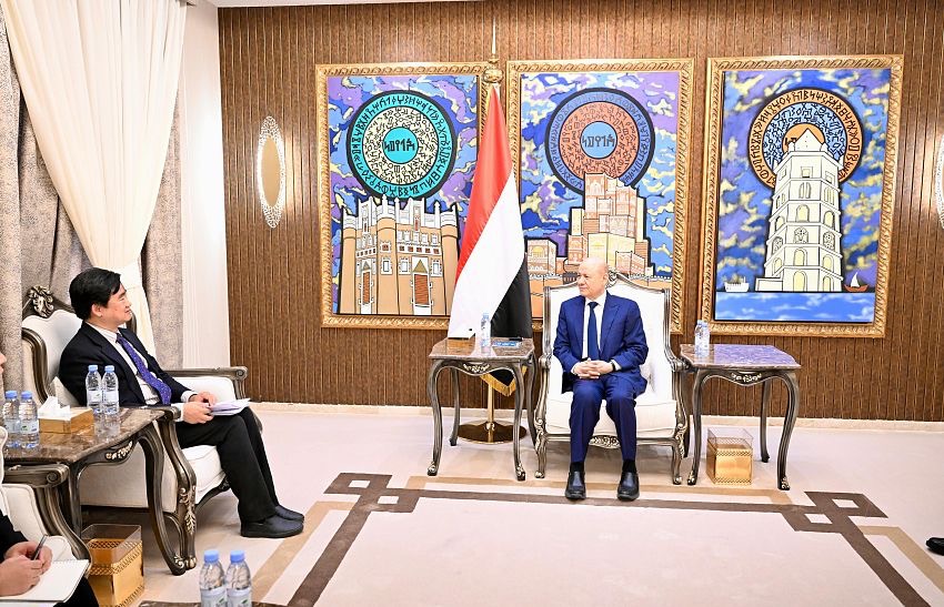 رئيس مجلس القيادة الرئاسي يستقبل القائم بأعمال سفارة جمهورية الصين الشعبية