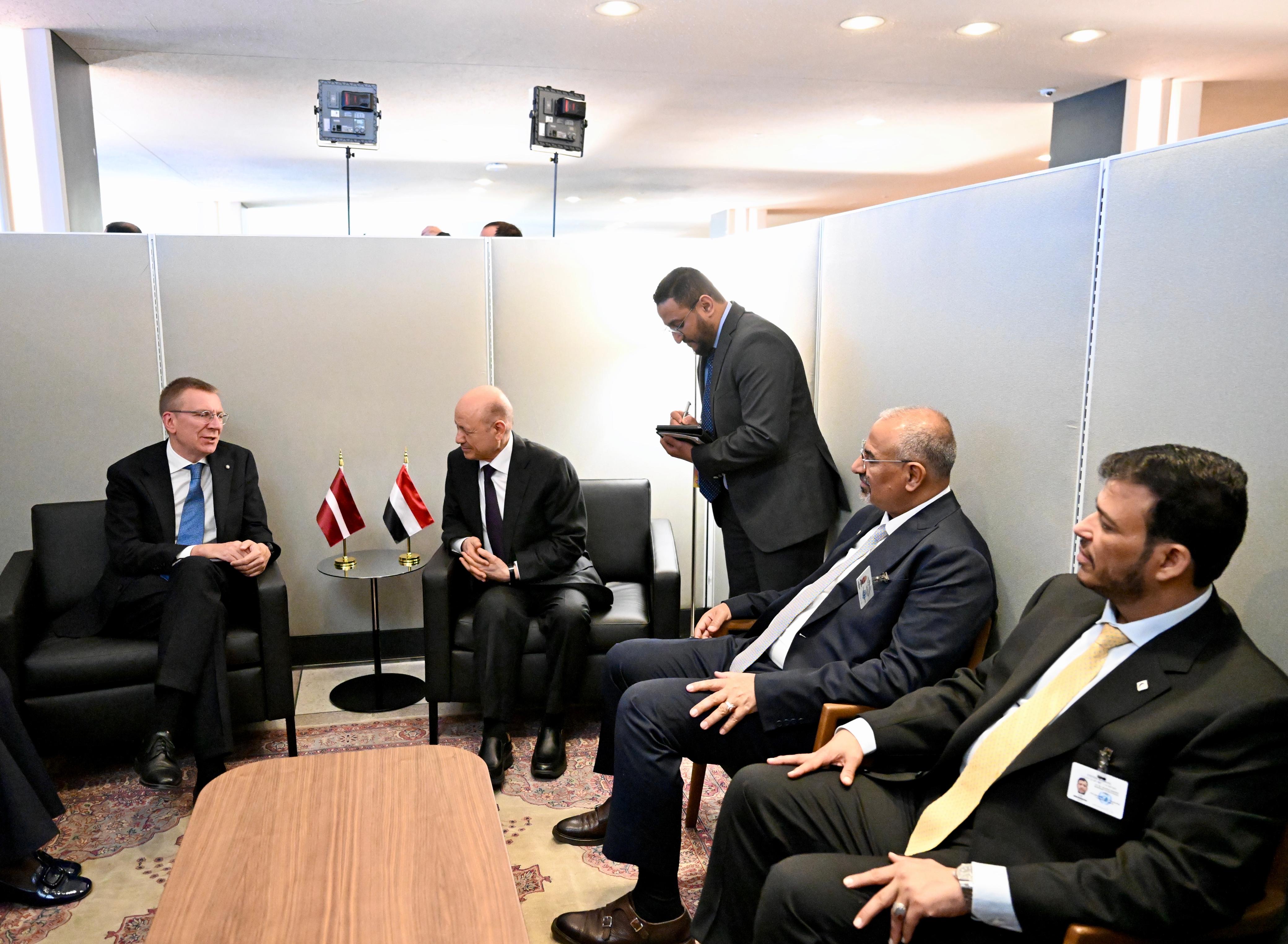 رئيس مجلس القيادة يلتقي رئيس جمهورية لاتفيا العضو المرتقب في مجلس الأمن