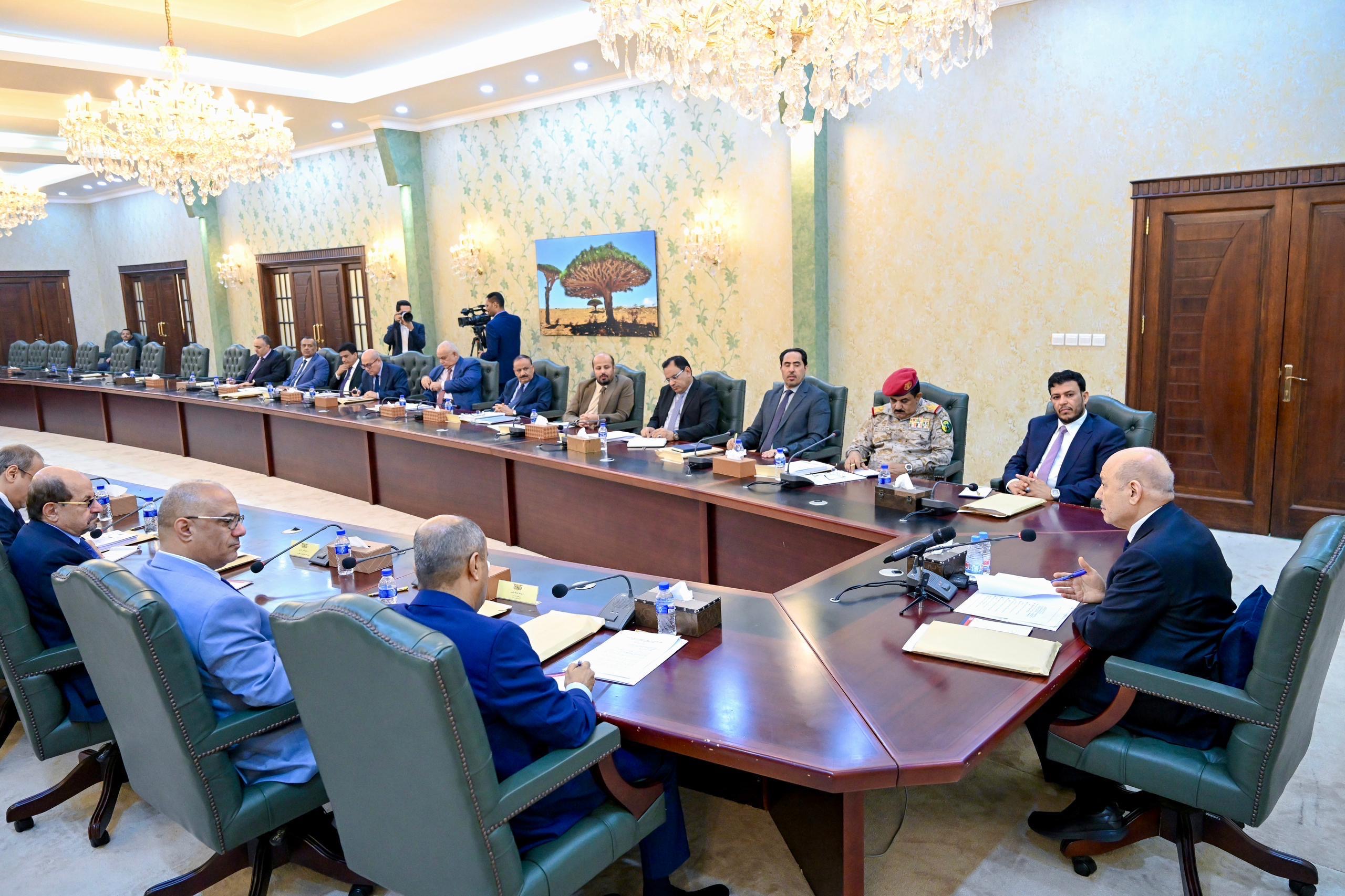 فخامة الرئيس يرأس اجتماعا للحكومة 